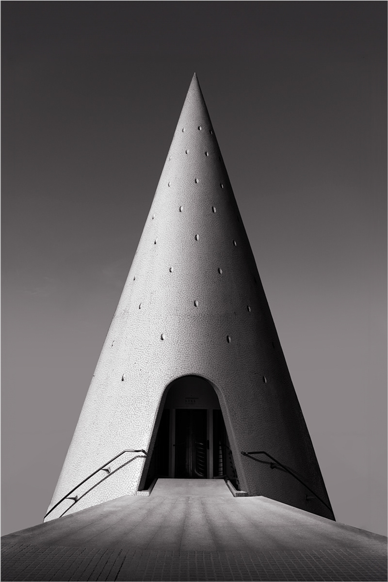 SCORE 8.0 Cone with doorway y David Hindley