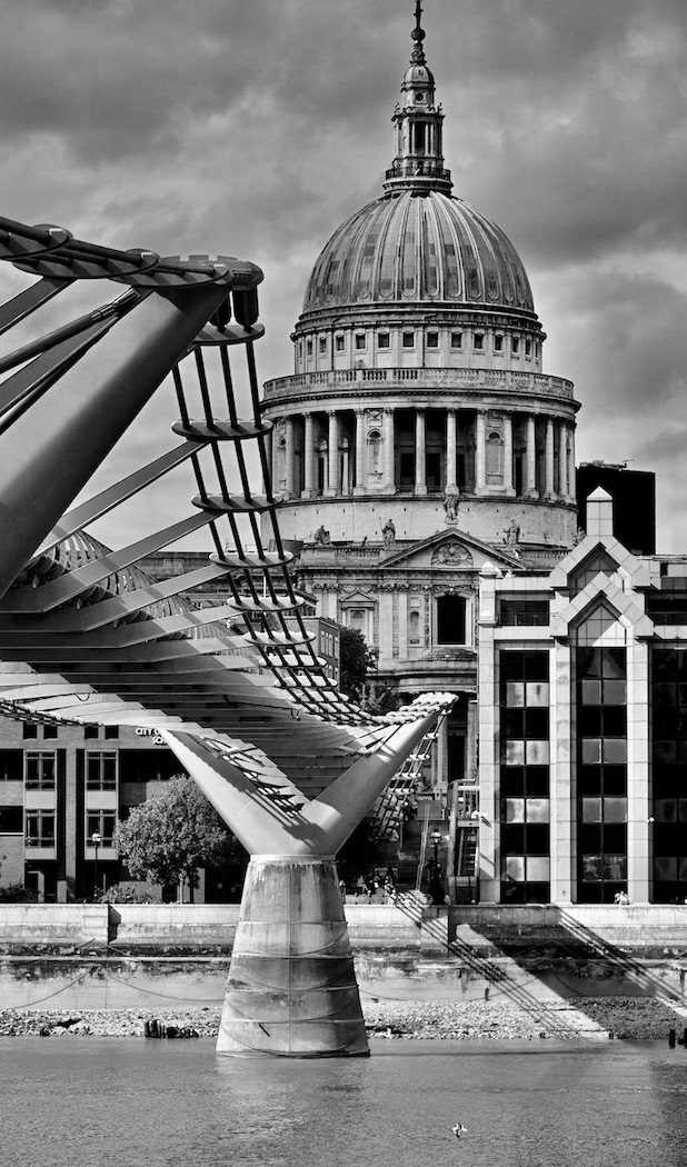 SCORE 9.5 Iconic London Links by Helen Cowie