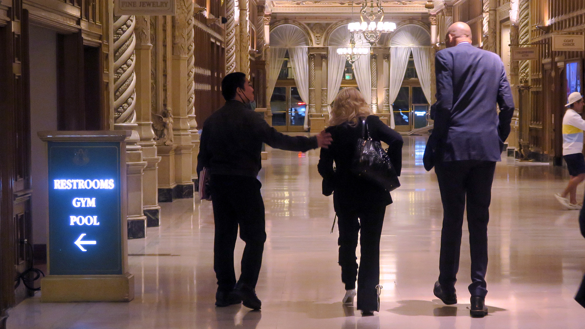 Kareem Abdul-Jabbar leaving the event (he is really tall!)