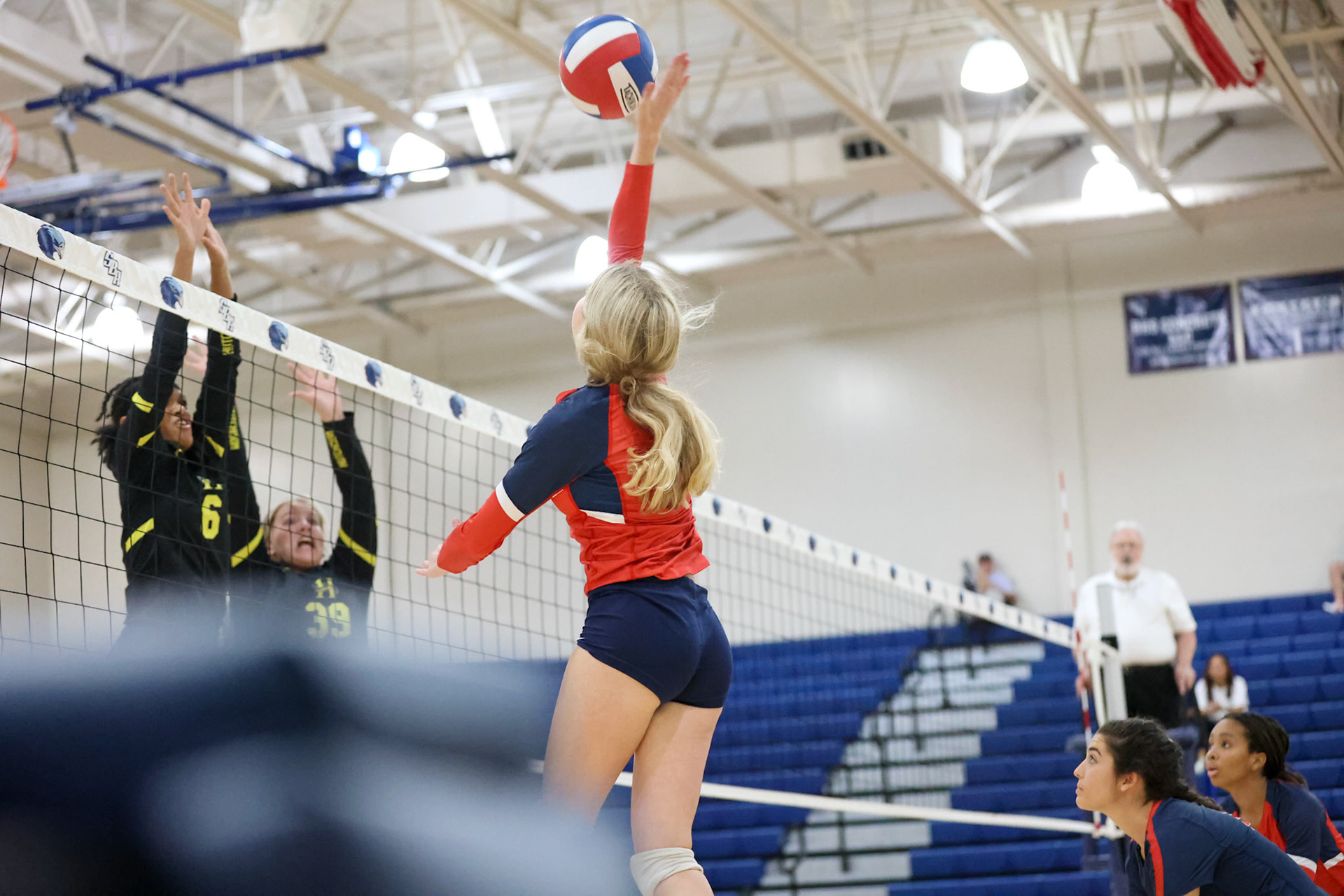 St. Benedict Volleyball vs Hutchison at St. Benedict on Tuesday, September 13, 2022. (Ryan Beatty/SBA)