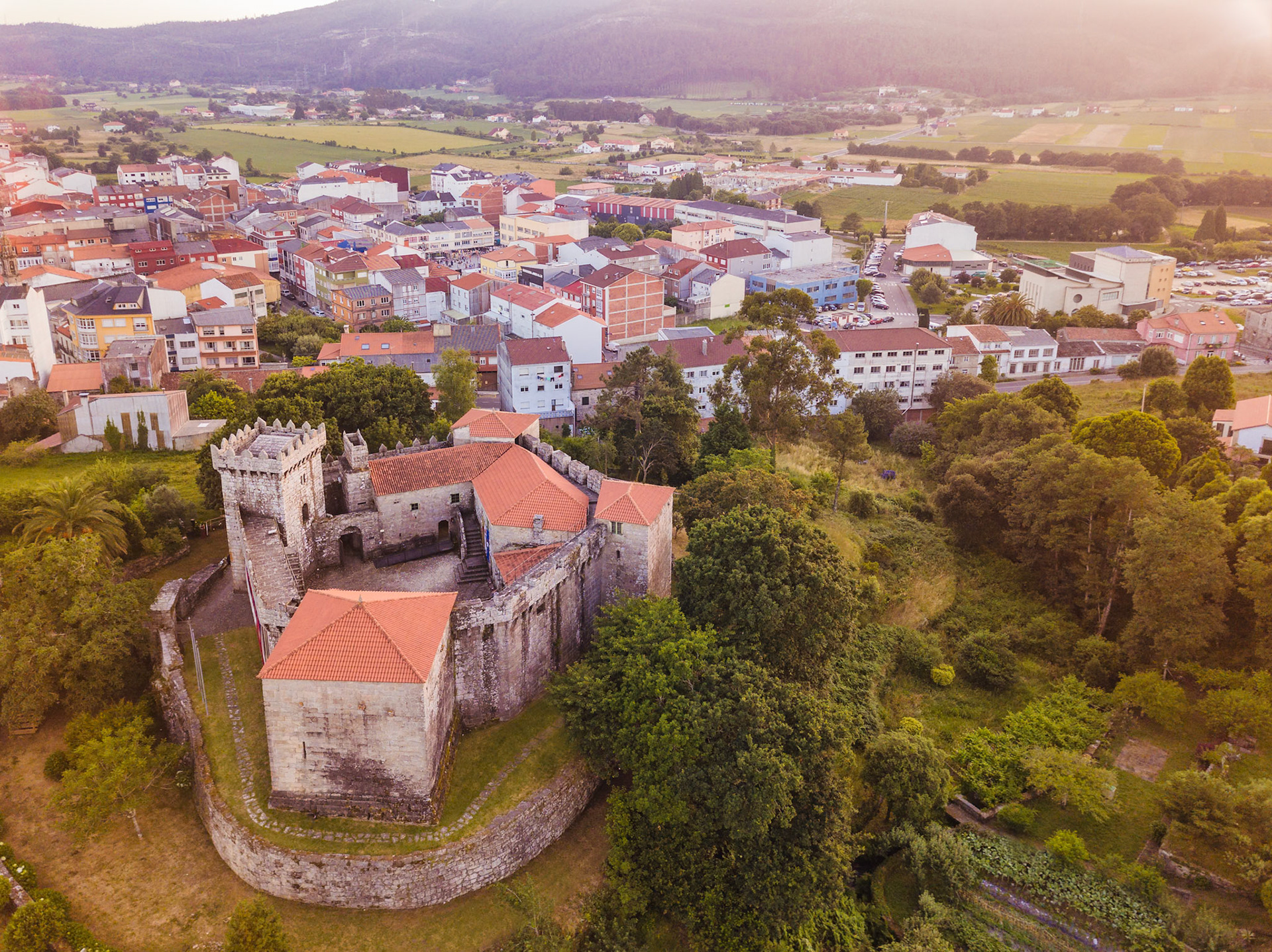 Fotografía aérea del asalto al castillo de Vimianzo en A Coruña. Vista de dron de la fiesta popular de Vimianzo