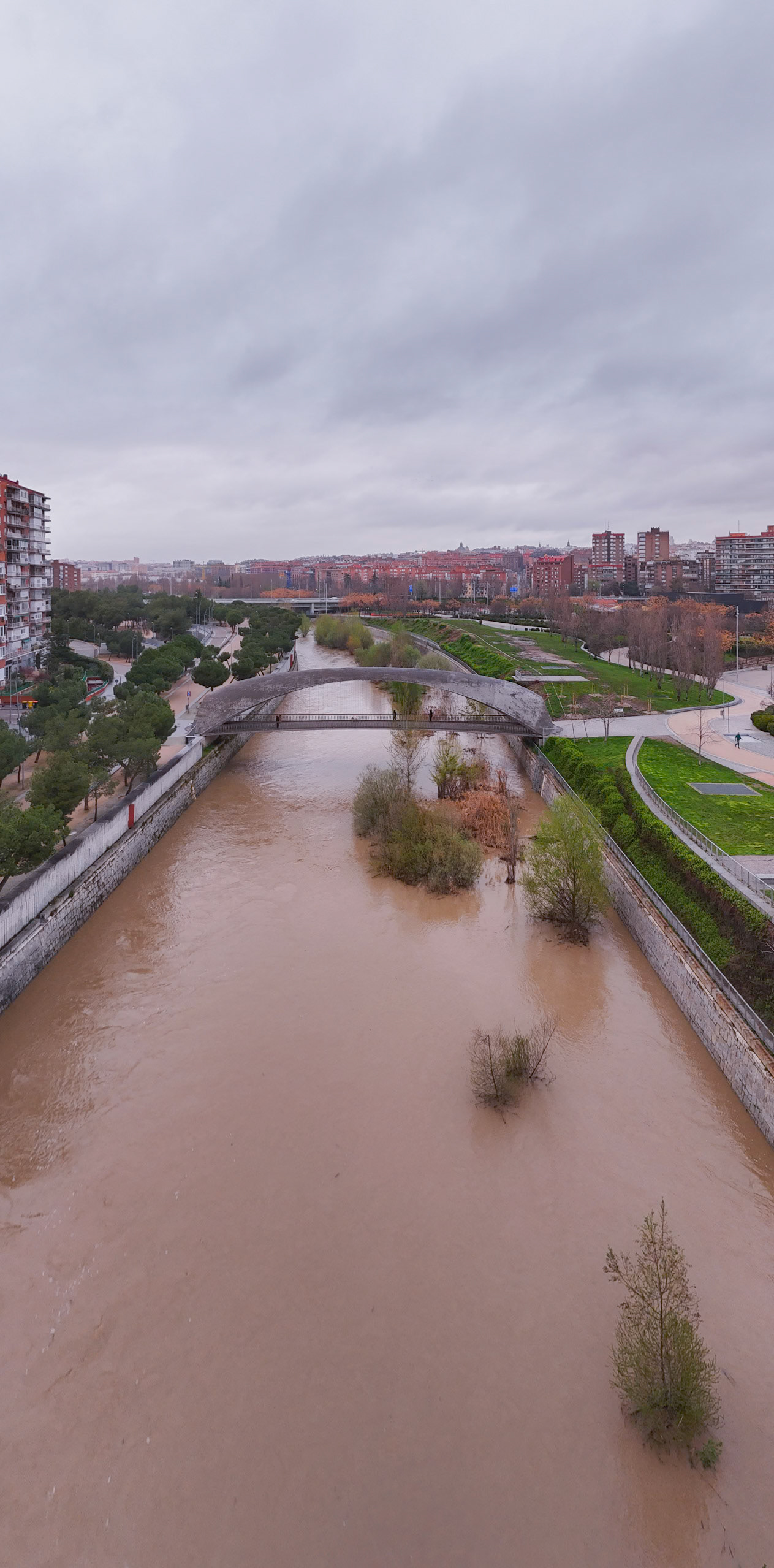 El temporal Martinho desborda el río Manzanares en Madrid. Inundaciones de los ríos a su paso por el centro de la capital