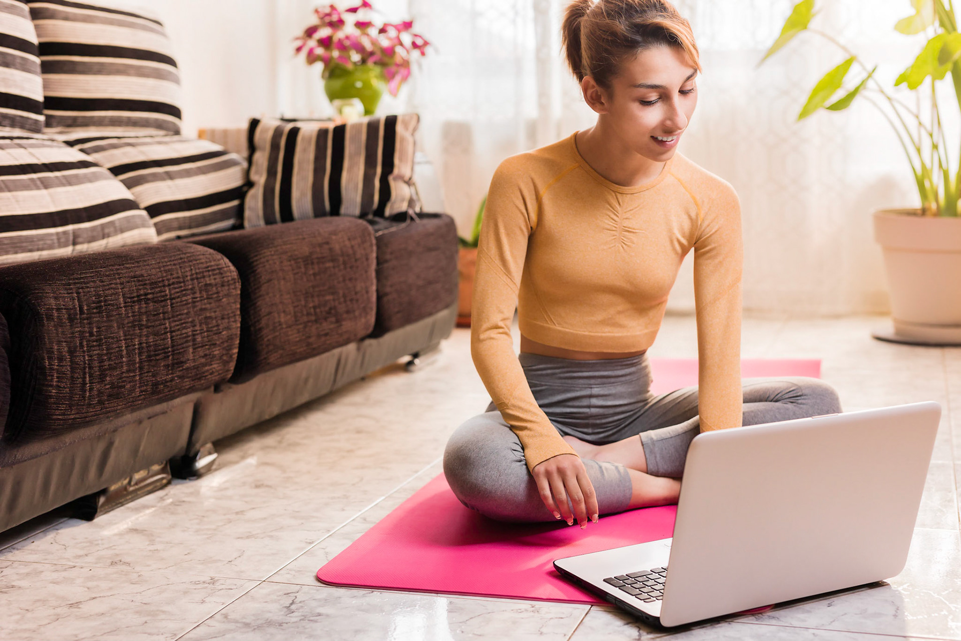 Una entrenadora personal da clases online en casa de yoga y pilates debido al confinamiento por covid-19. entrenamiento online