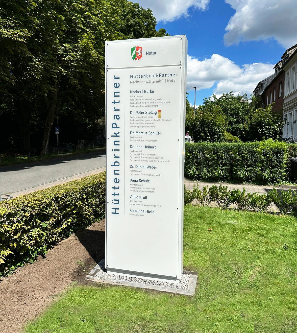 Werbesäule Gestaltung des Außenauftrittes von HüttenbrinkPartner