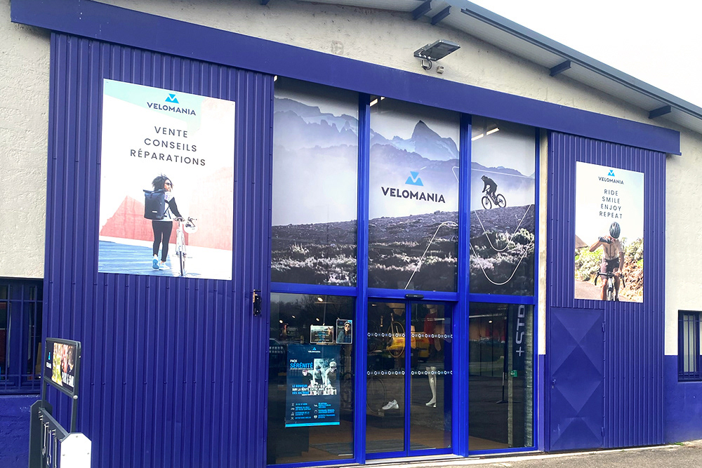 Panneaux sur aluminium pour l'entrée d'un magasin