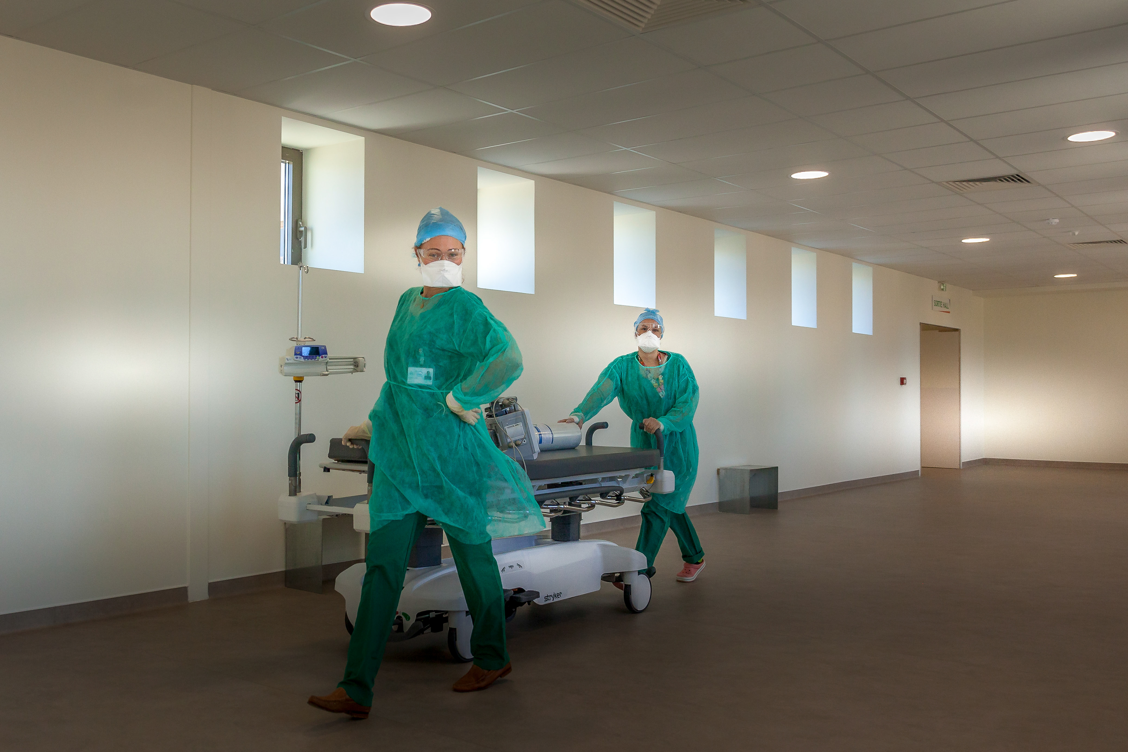 Défilé improvisé, infirmières hôpital d'Aix-en-Pce.