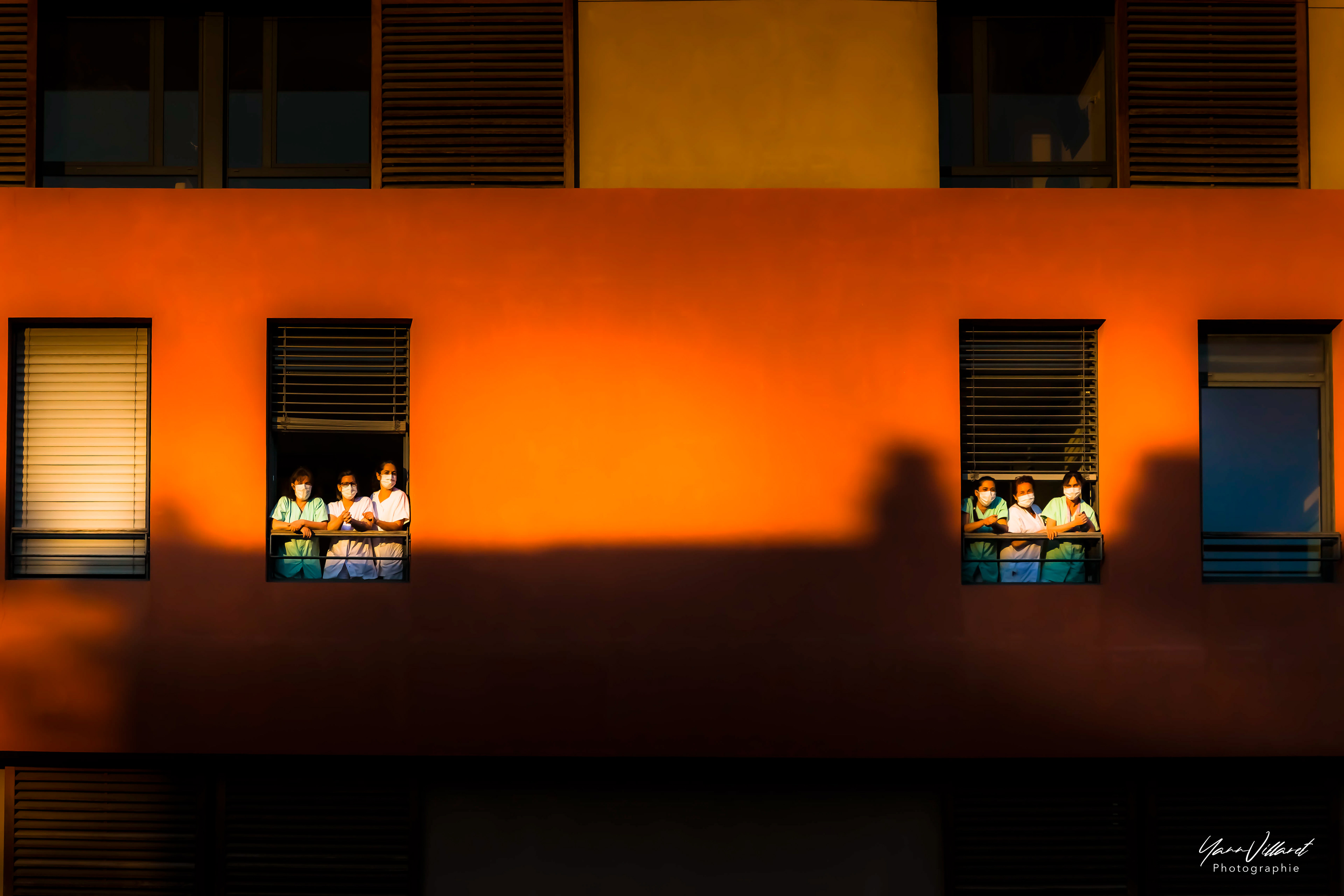 20h : Infirmières aux fenêtres sous les applaudissements des voisins et des taxis