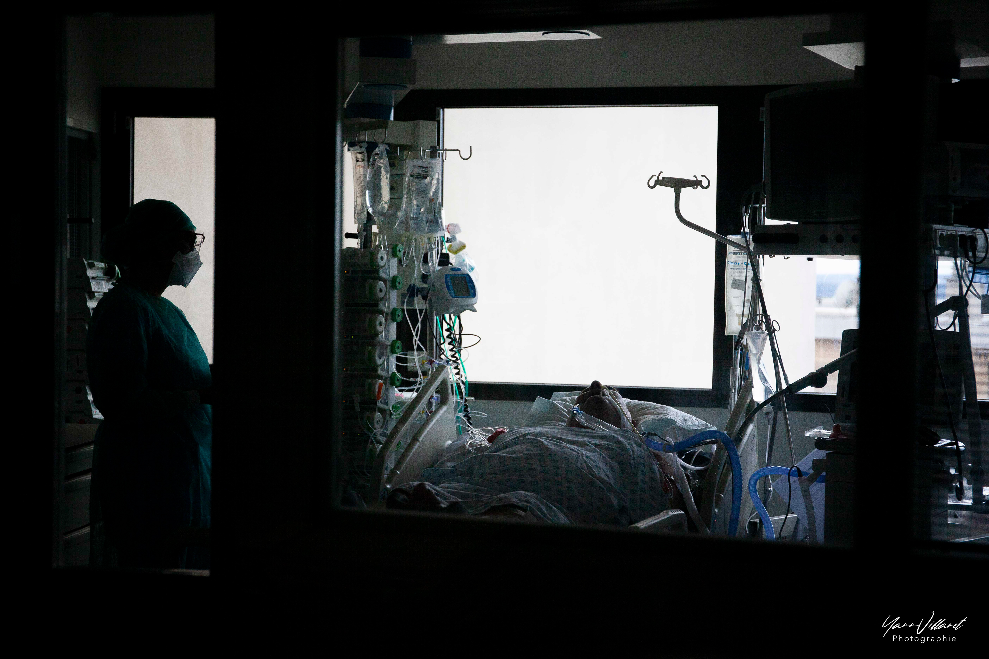 Lecture des messages de la famille à un malade Covid en réanimation