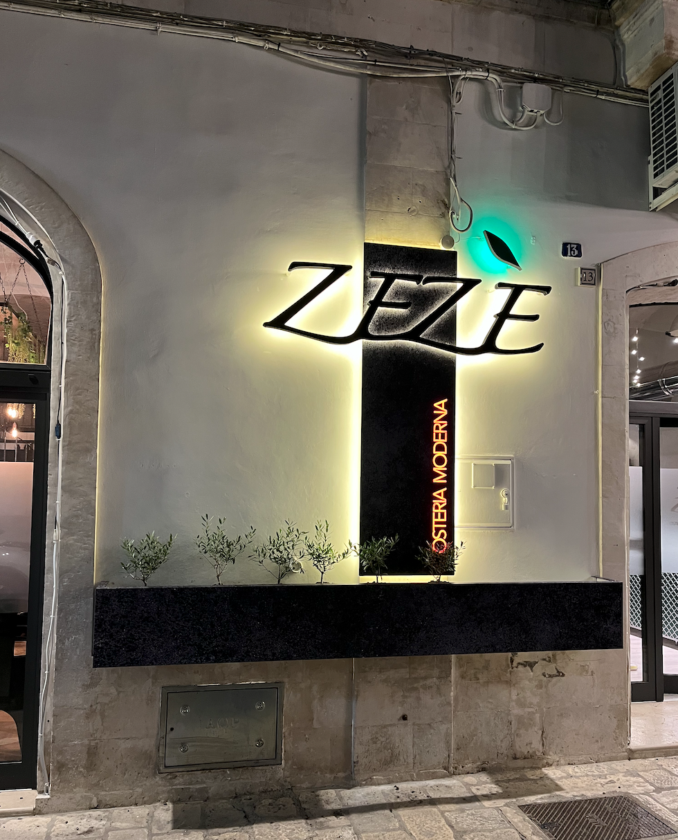 Lettere in forex con finitura in dbond retroilluminate. Ristorante Zezè a Martina Franca