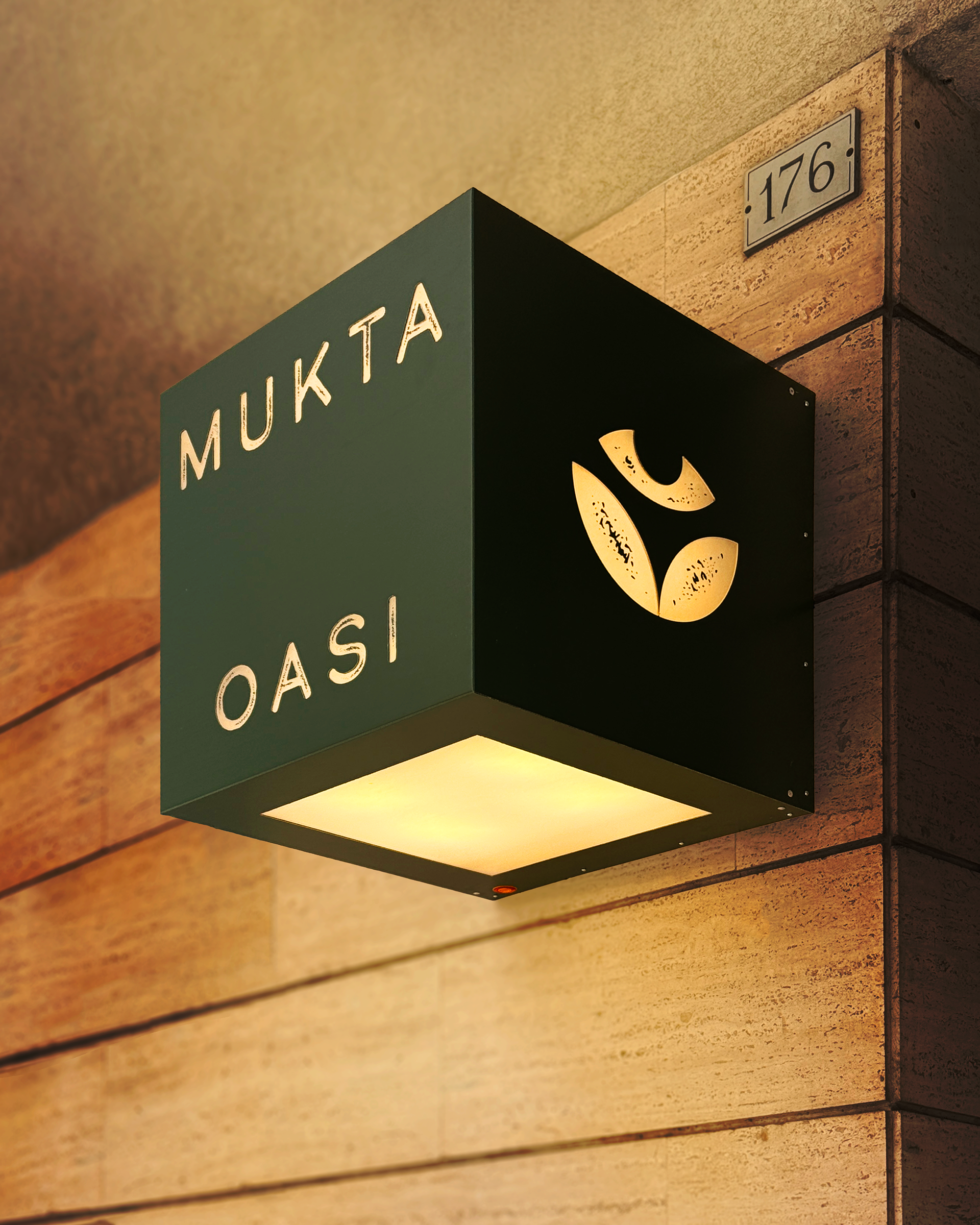 Insegna cubica con 5 lati luminosi, scatolata in alluminio e pleixiglas. Mukta Oasi a Martina Franca