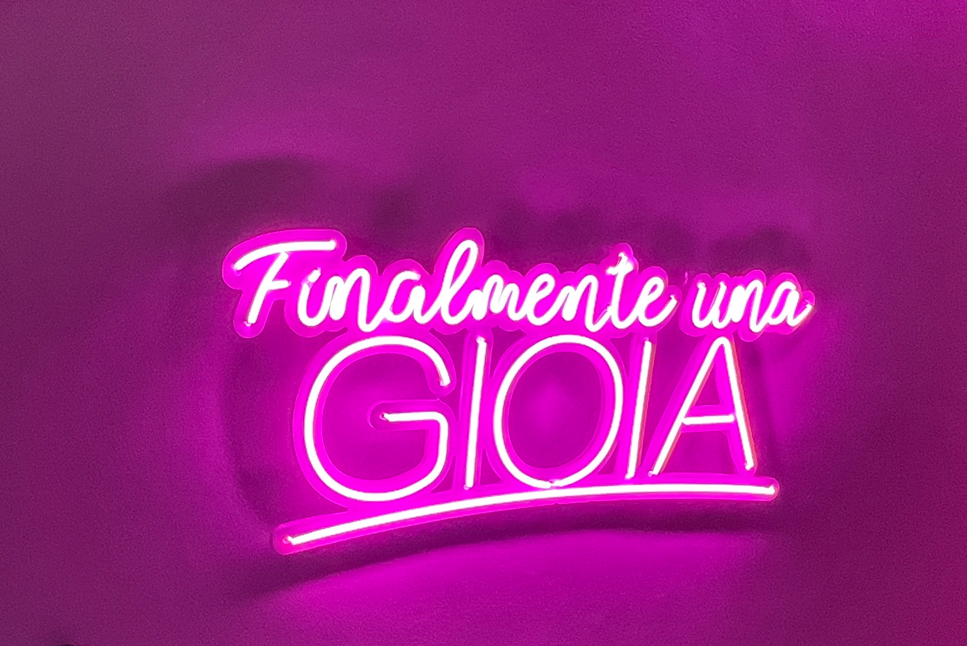 Scritta neon rosa. Gelateria Narciso a Martina Franca