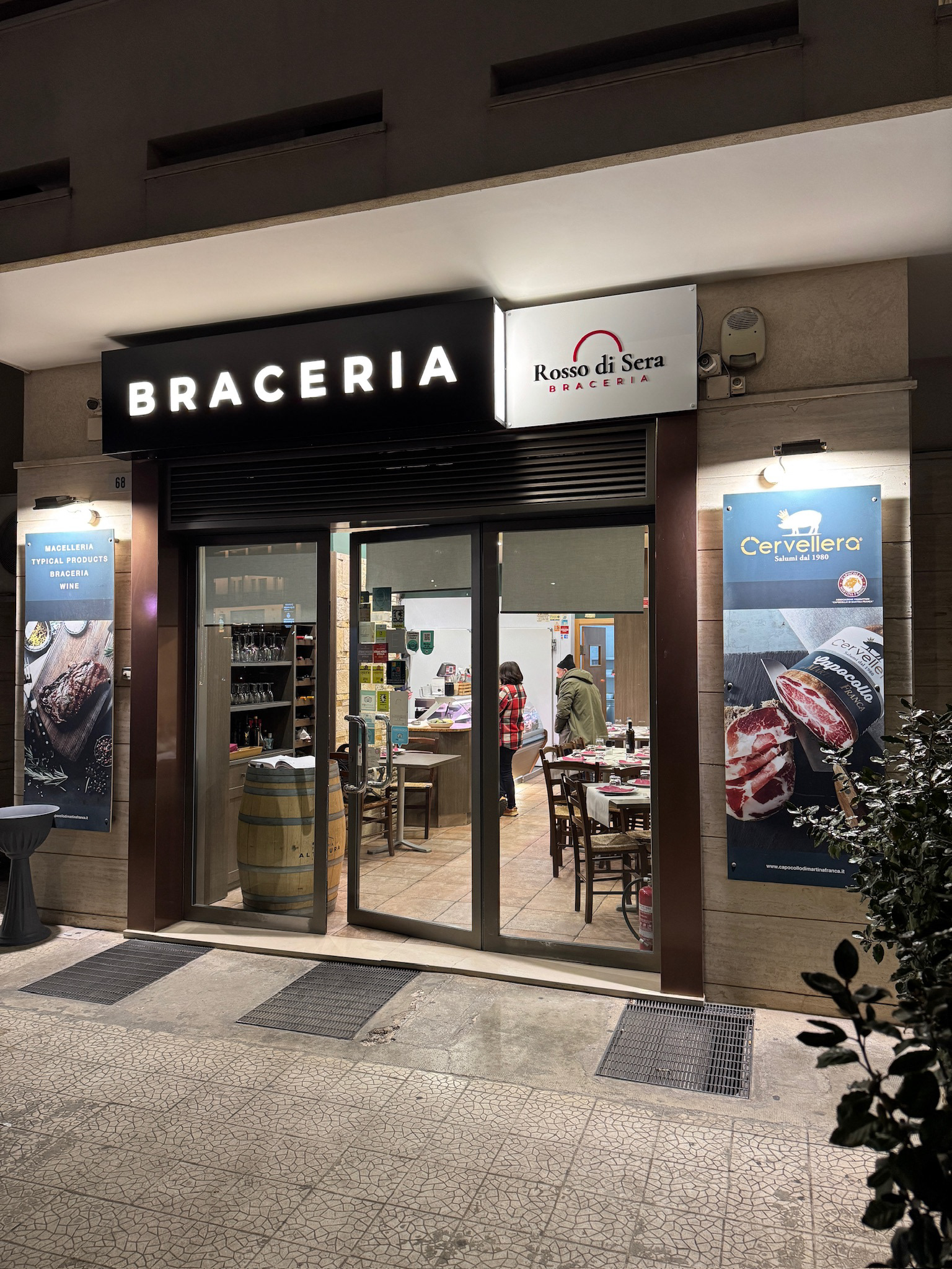 Insegna 3D scatolata in alluminio nero con scritte in PMMA a rilievo e illuminazione laterale. Braceria Rosso di Sera a Martina Franca