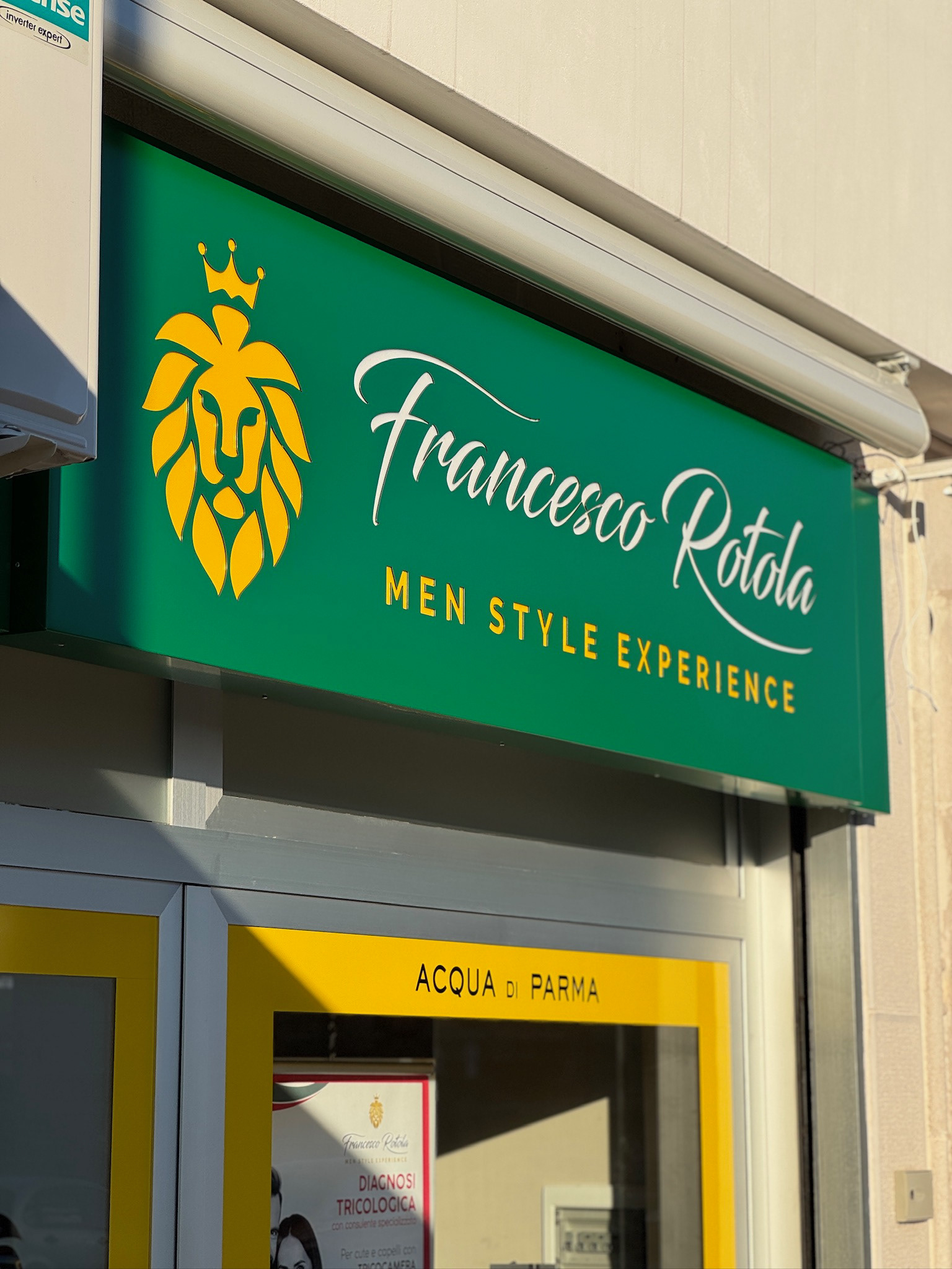 Insegna scatolata 3D in alluminio verde e PMMA colorato. Francesco Rotola Barbiere a Massafra