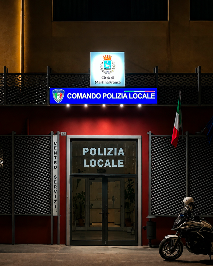 Doppia insegna scatolata con faretti. Polizia Locale di Martina Franca