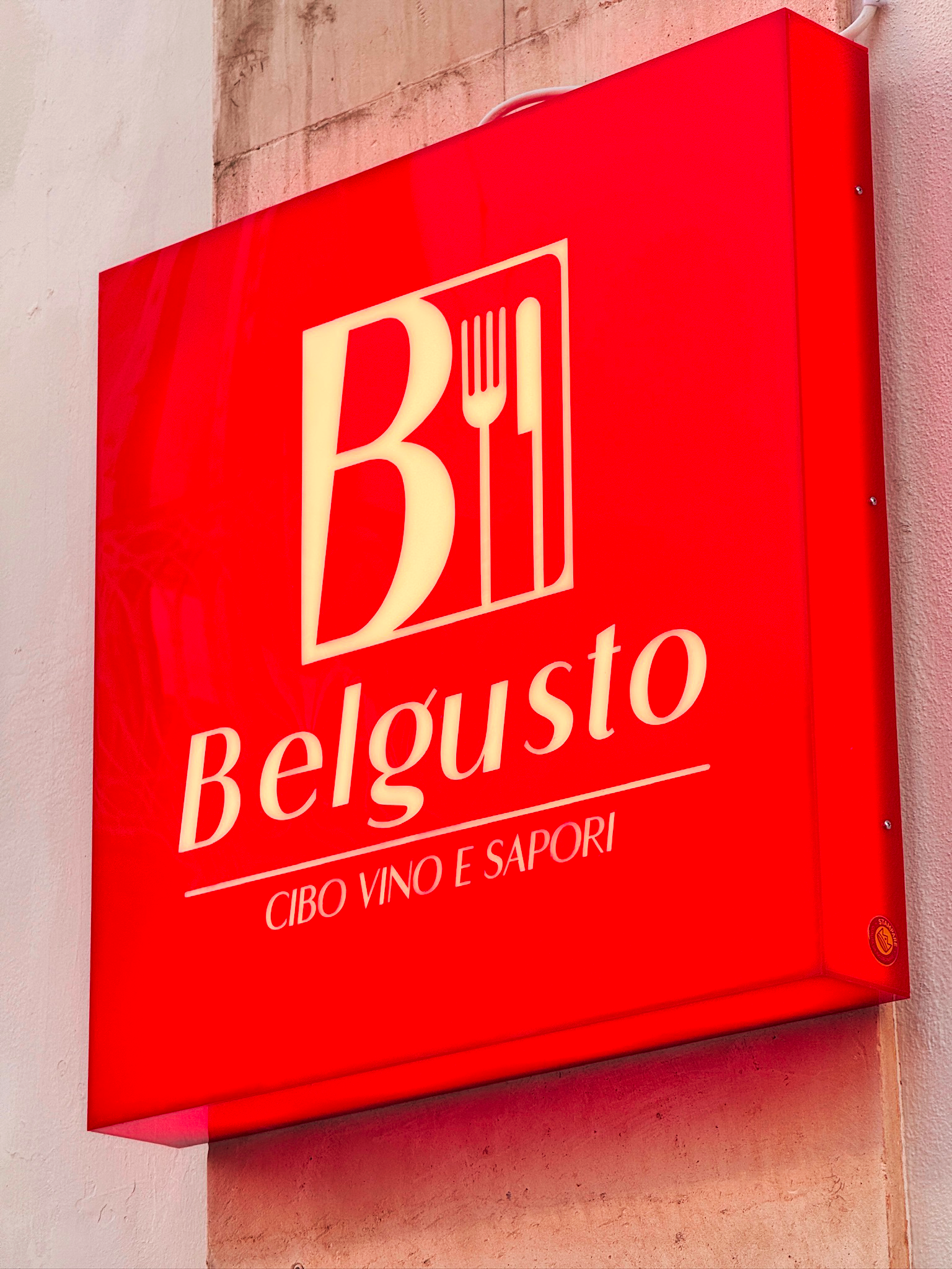Insegna scatolata in PMMA. Belgusto a Martina Franca