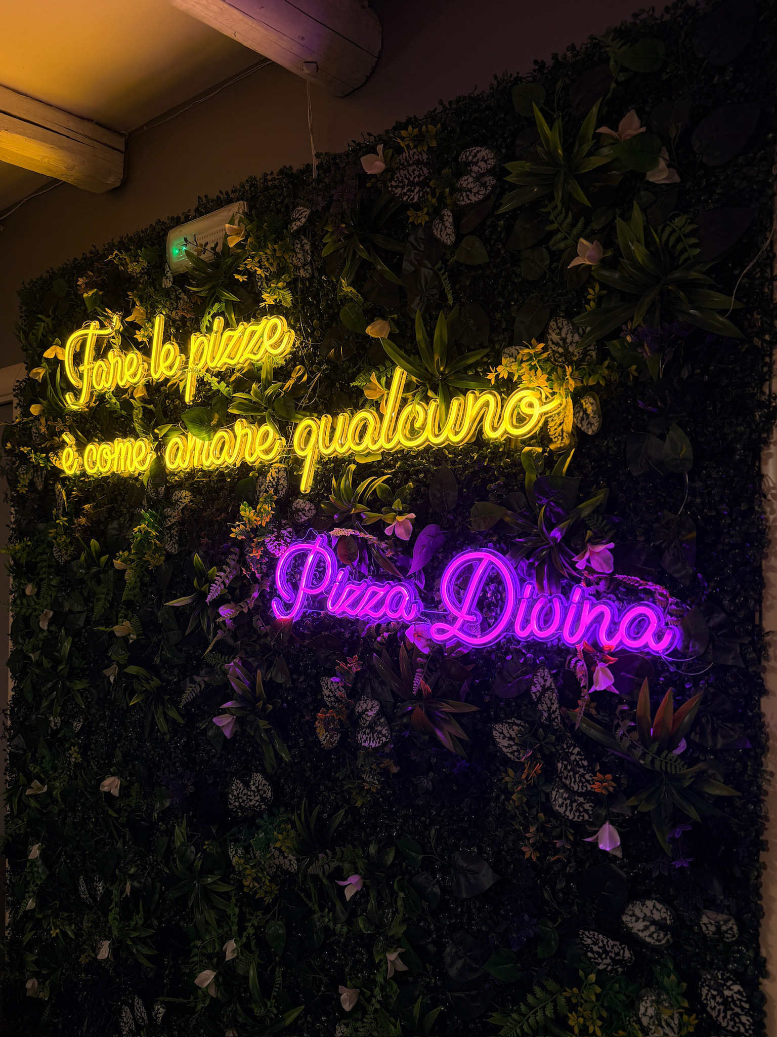 Scritta neon gialla e rosa. Pizza Divina a Martina Franca