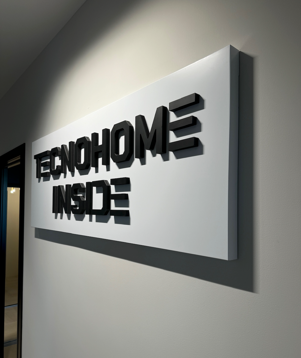 Scritta in PVC espanso nero 19mm su scatolato in alluminio composto. Tecnohome Inside a Martina Franca