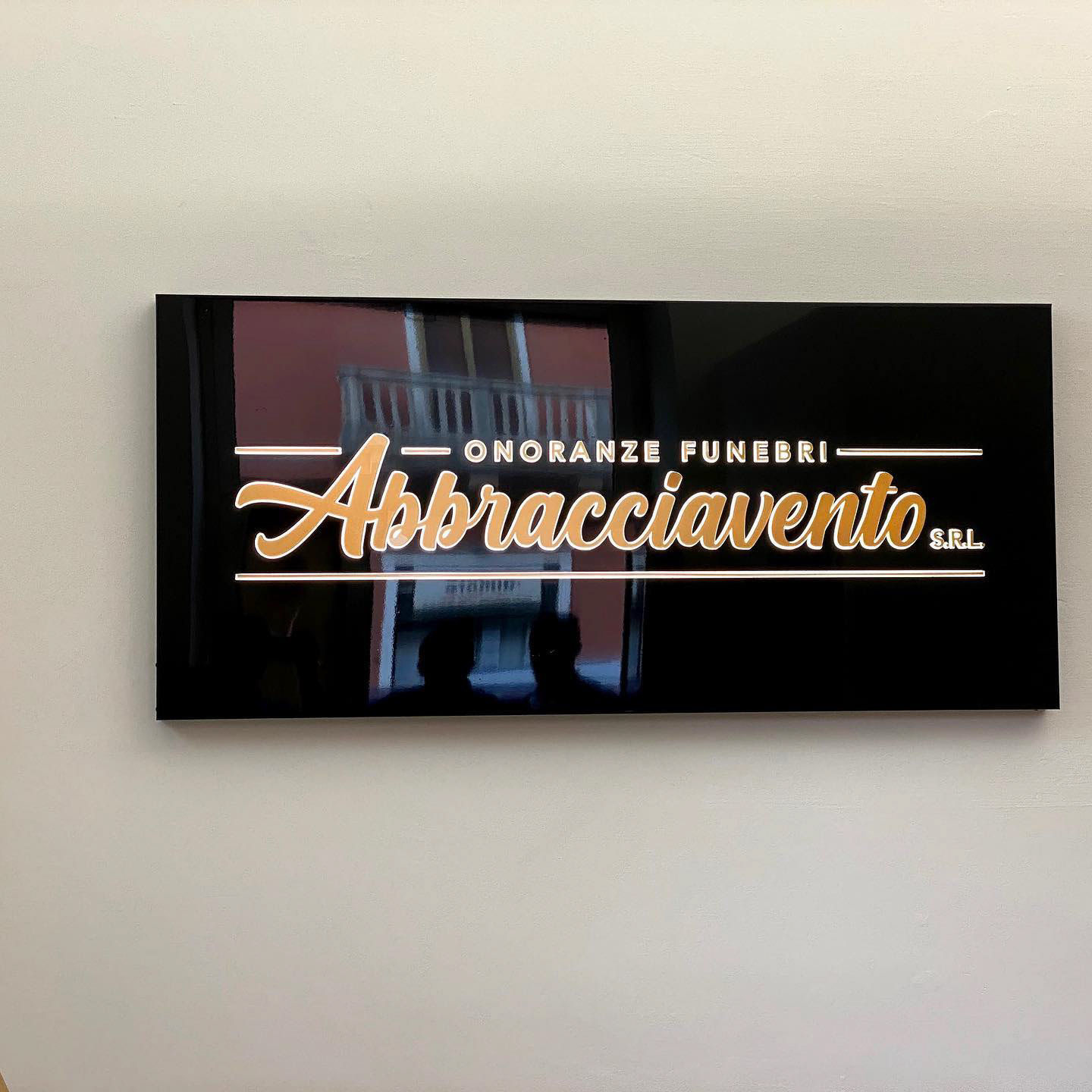 Insegna scatolata in dbond con scritte a rilievo. Onoranze funebri Abbracciavento a Martina Franca