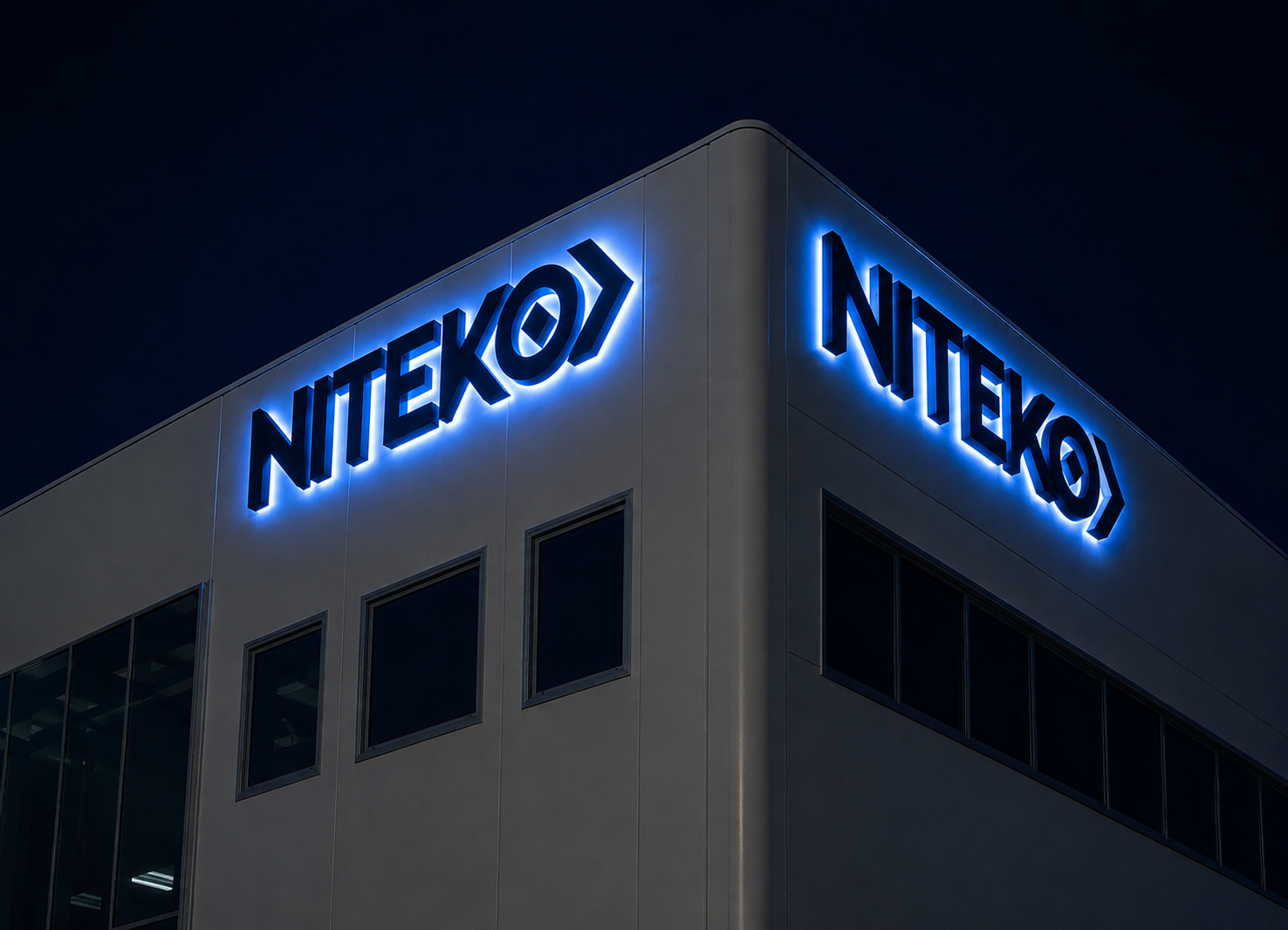 Lettere in PMMA colorato con retroilluminazione led RGB. Niteko a Montemesola