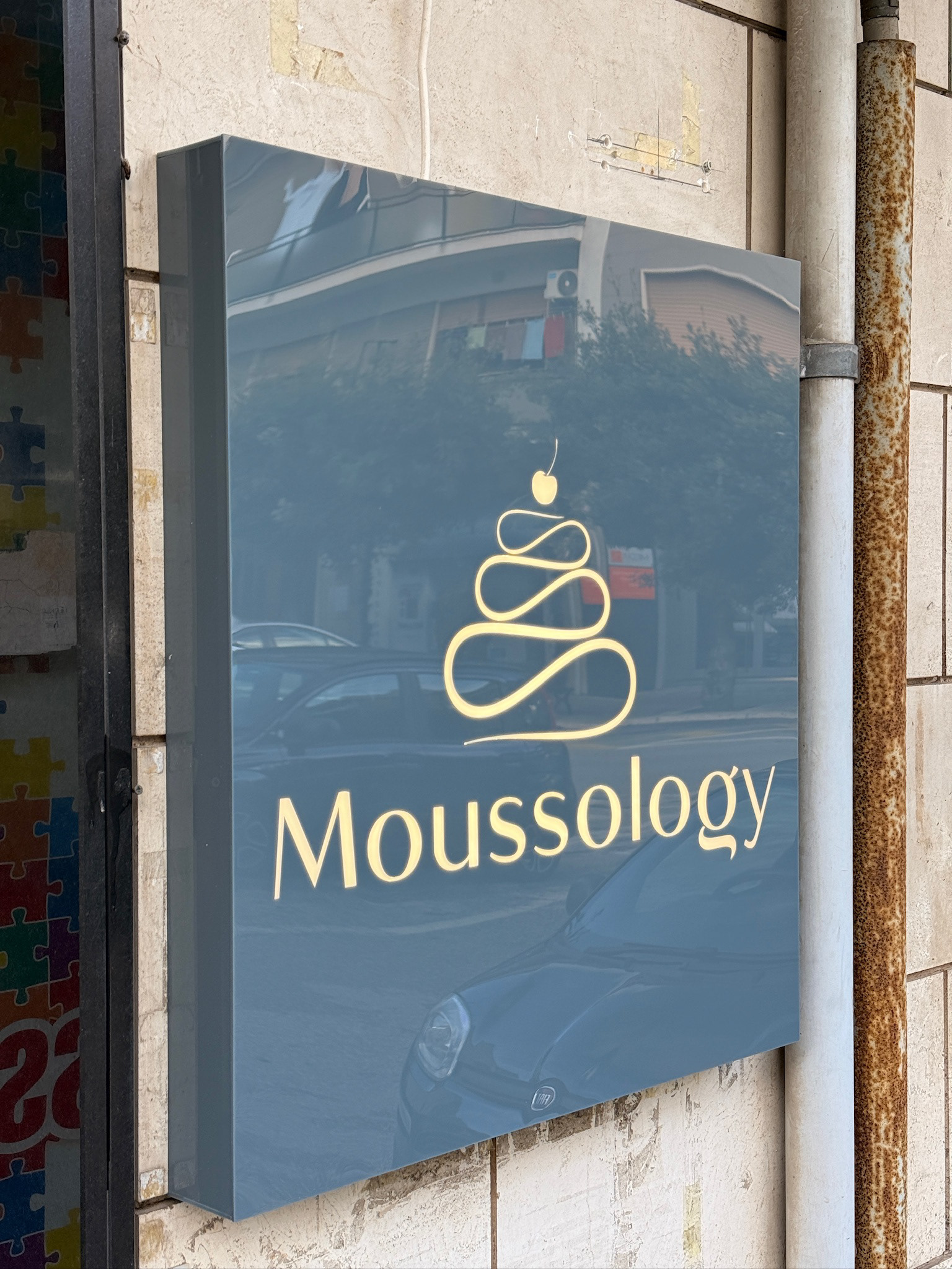 Insegna scatolata in PMMA. Moussology a Martina Franca