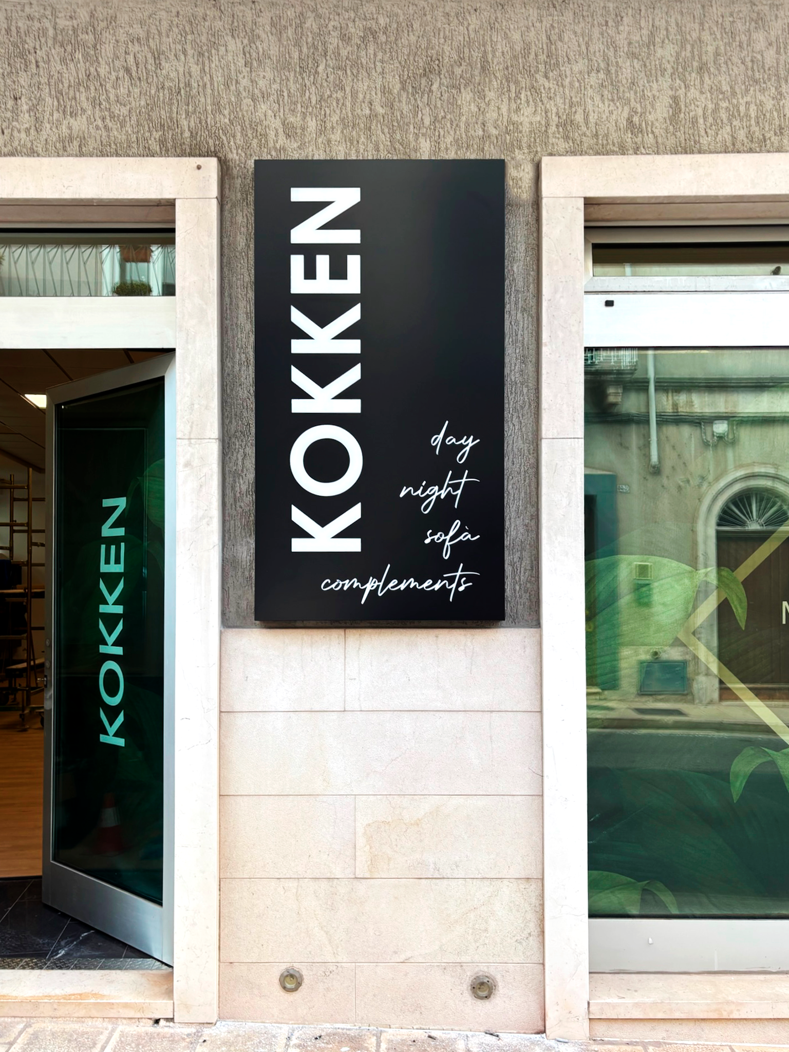 Insegna scatolata in alluminio nero con scritte in PMMA a rilievo. KOKKEN a Martina Franca (TA)