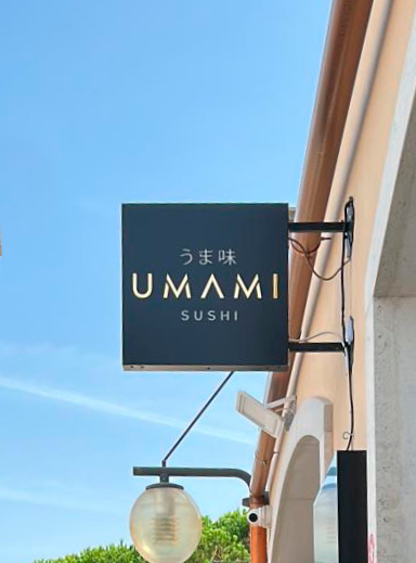Insegna bifacciale a bandiera, scatolato in alluminio. UMAMI Sushi a Martina Franca