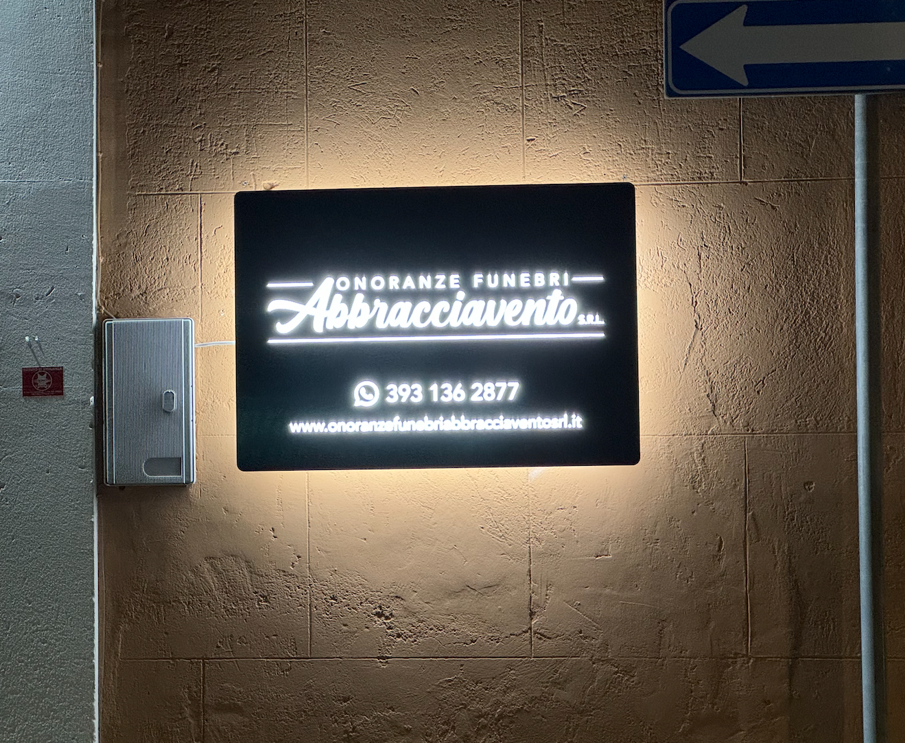 Insegna scatolata in plexiglas con pannello frontale in dbond. Onoranze funebri Abbracciavento a Martina Franca