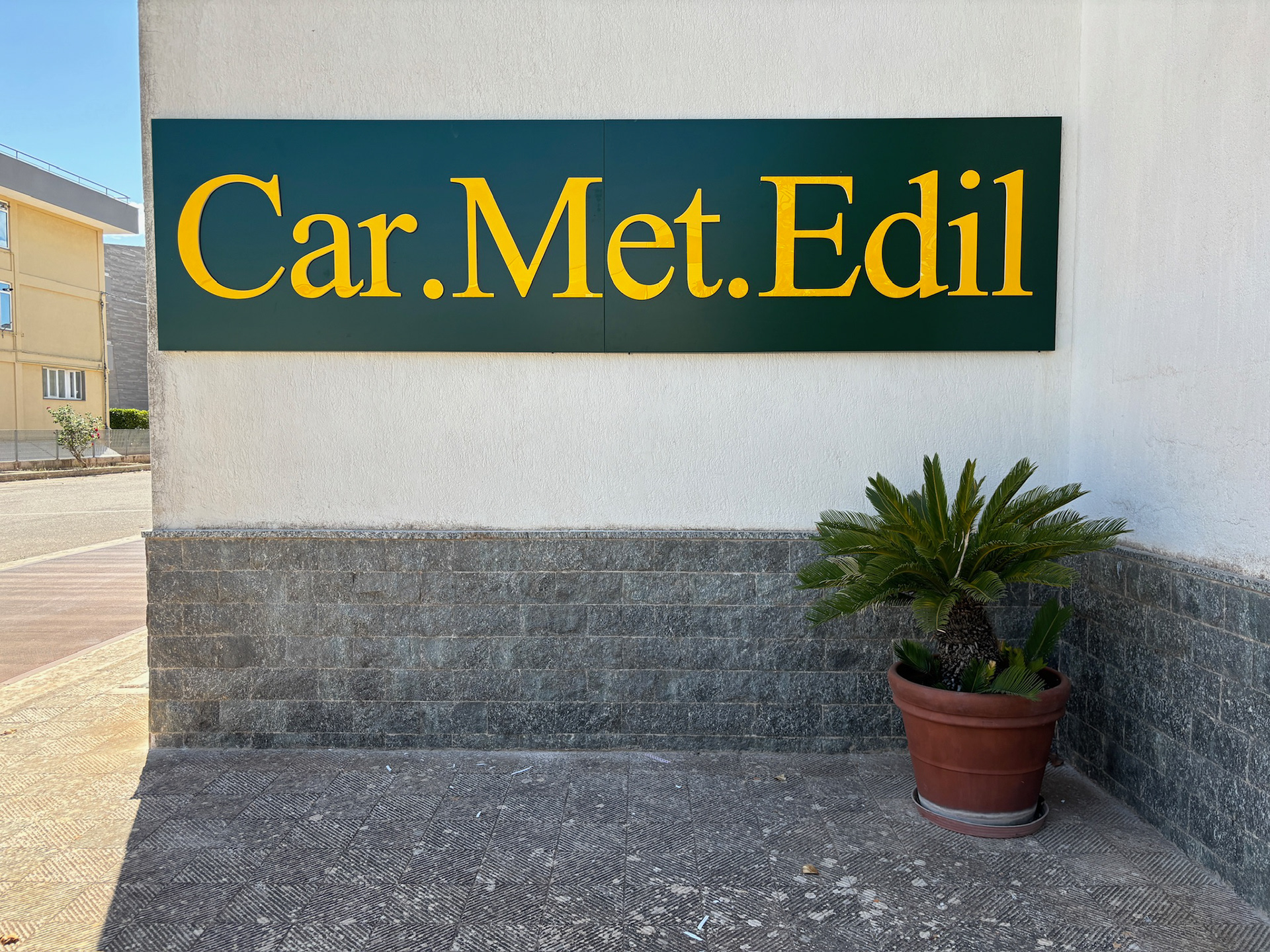 Insegna in alluminio con lettere a rilievo in PVC espanso con finitura in PMMA giallo.  Car. Met. Edil a Martina Franca