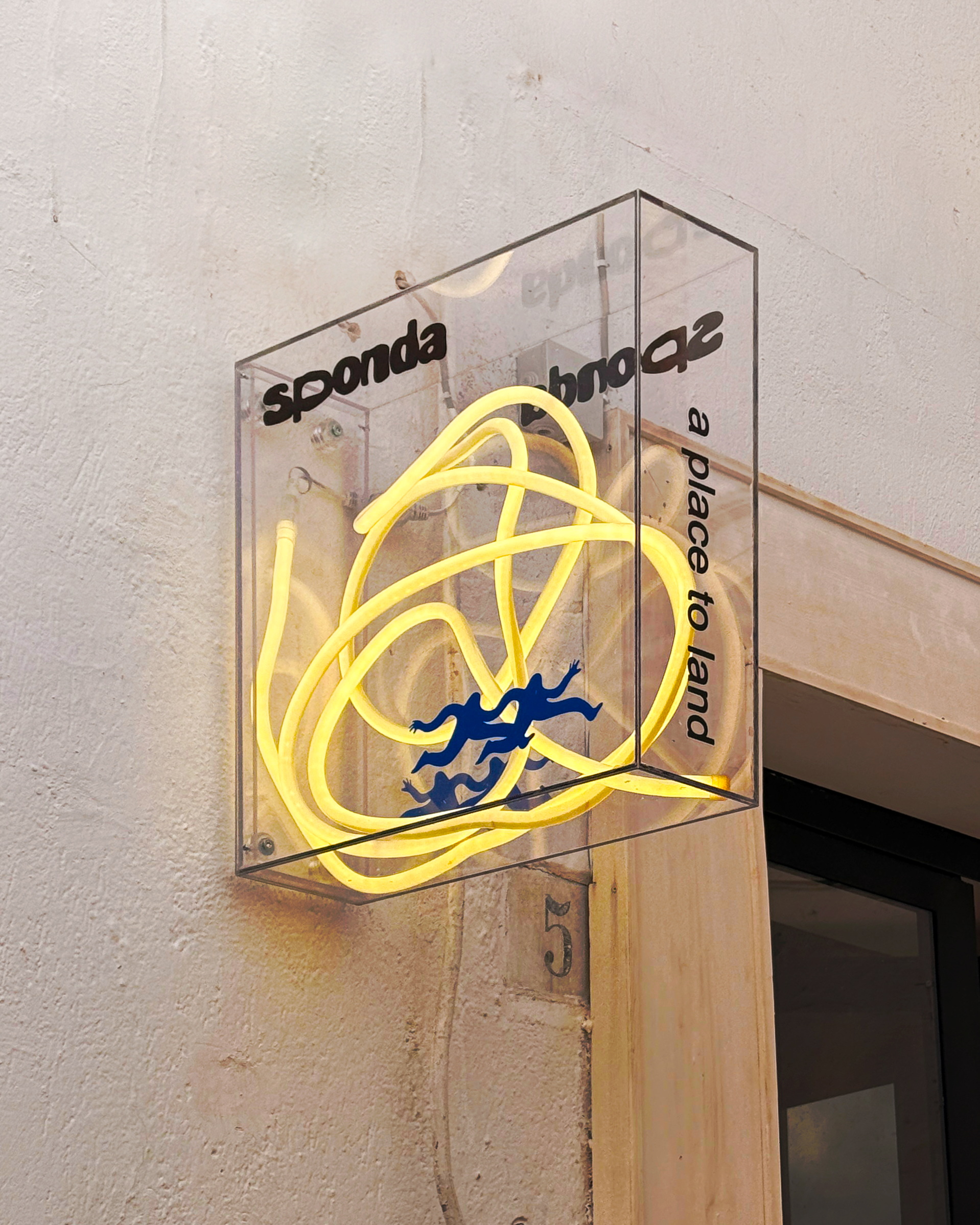 Insegna a bandiera, scatolata in policarbonato compatto. Sponda Ostuni