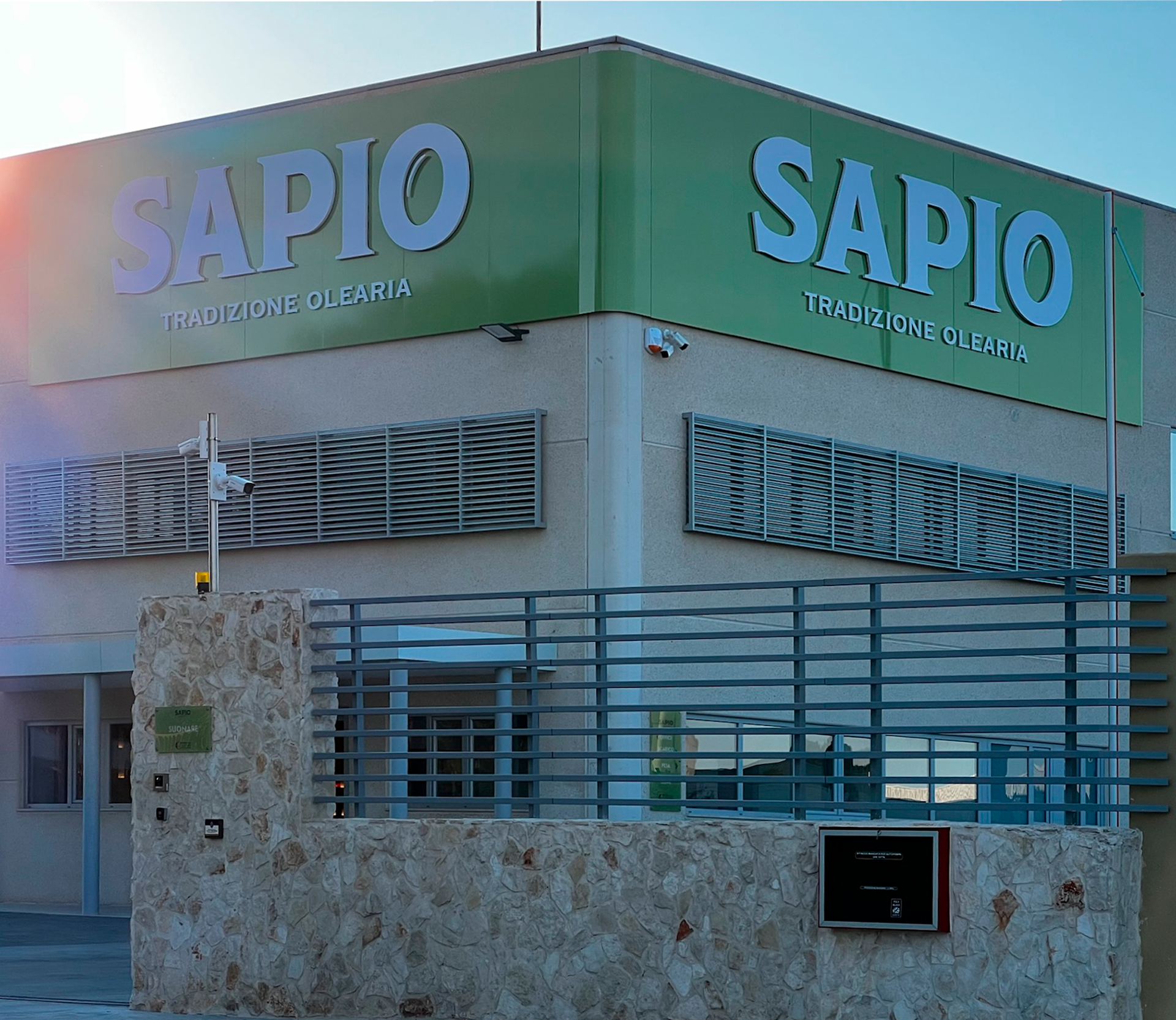 Insegna in alluminio con lettere distanziate in PVC espanso 4 cm. Oleificio Sapio a Modugno
