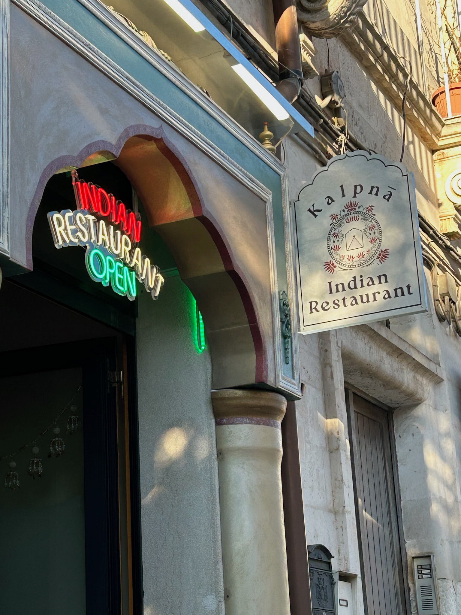 Insegna bifacciale a bandiera, spatolata in alluminio. Kalpna ristorante indiano a Martina Franca