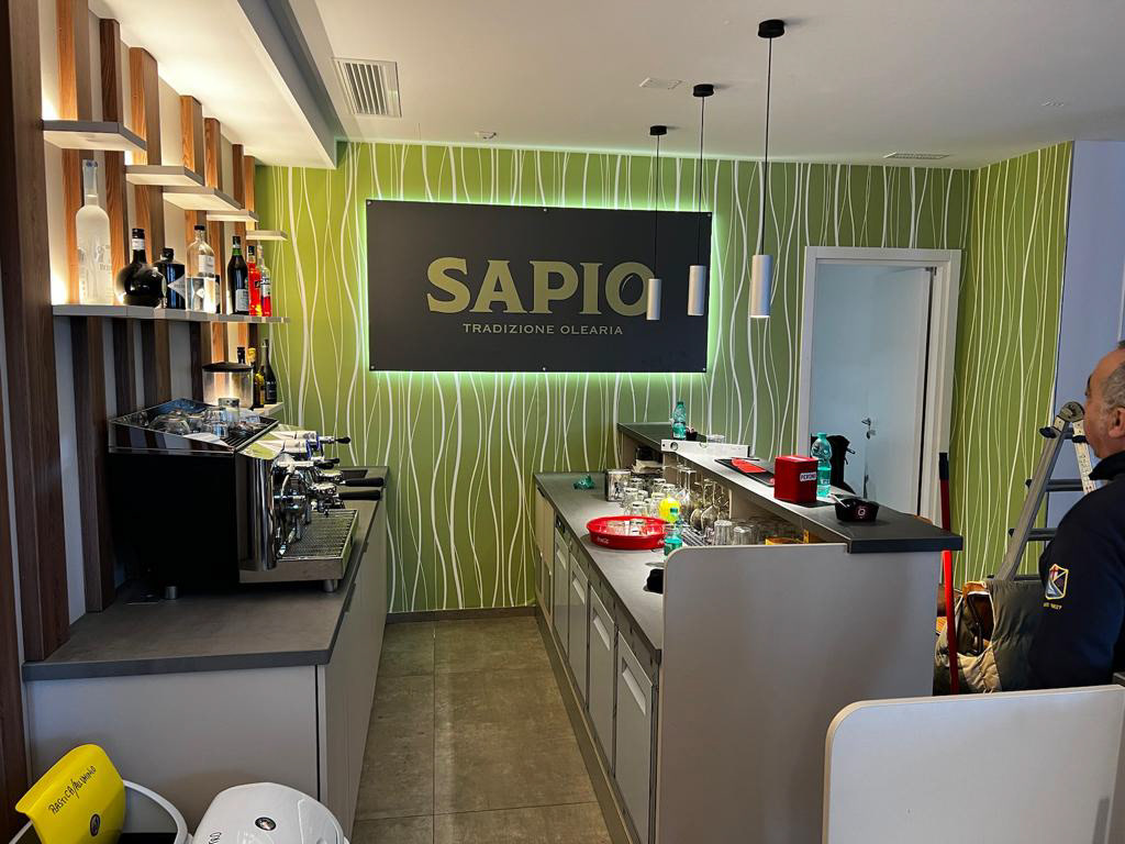 Targa in alluminio con stampa UV e retroilluminazione led. Oleificio Sapio a Modugno