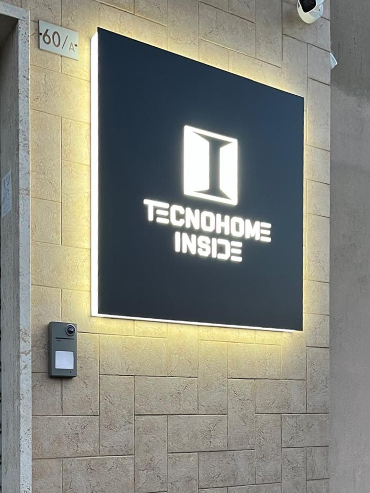 Insegna scatolata in PMMA con pannello frontale in alluminio nero e  scritte a rilievo.  Tecnohome Inside a Martina Franca (TA)