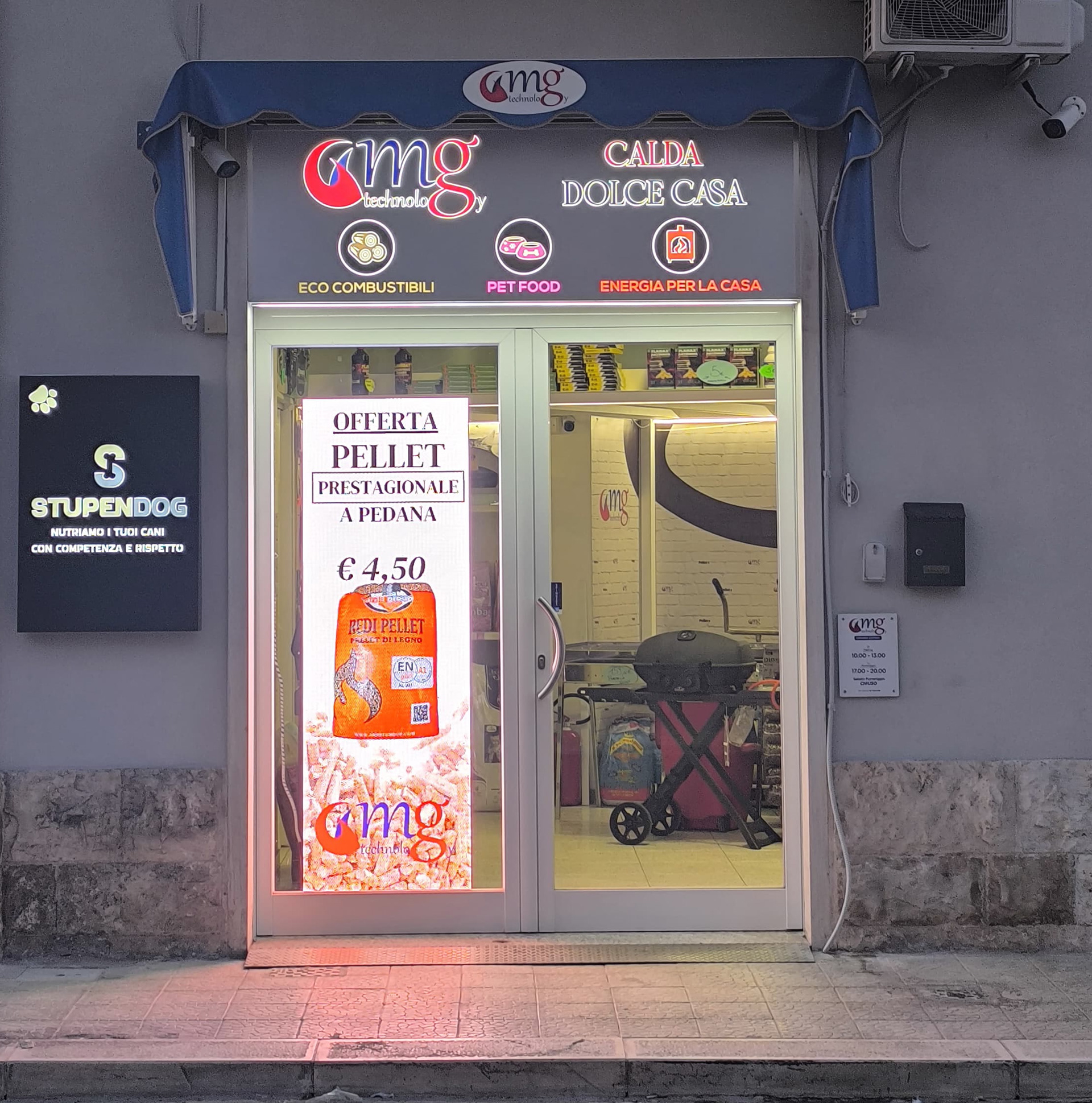 Insegna scatoletta in alluminio con scritte e loghi a rilievo in PMMA e strip led sul lato inferiore. Mg Technology a Martina Franca