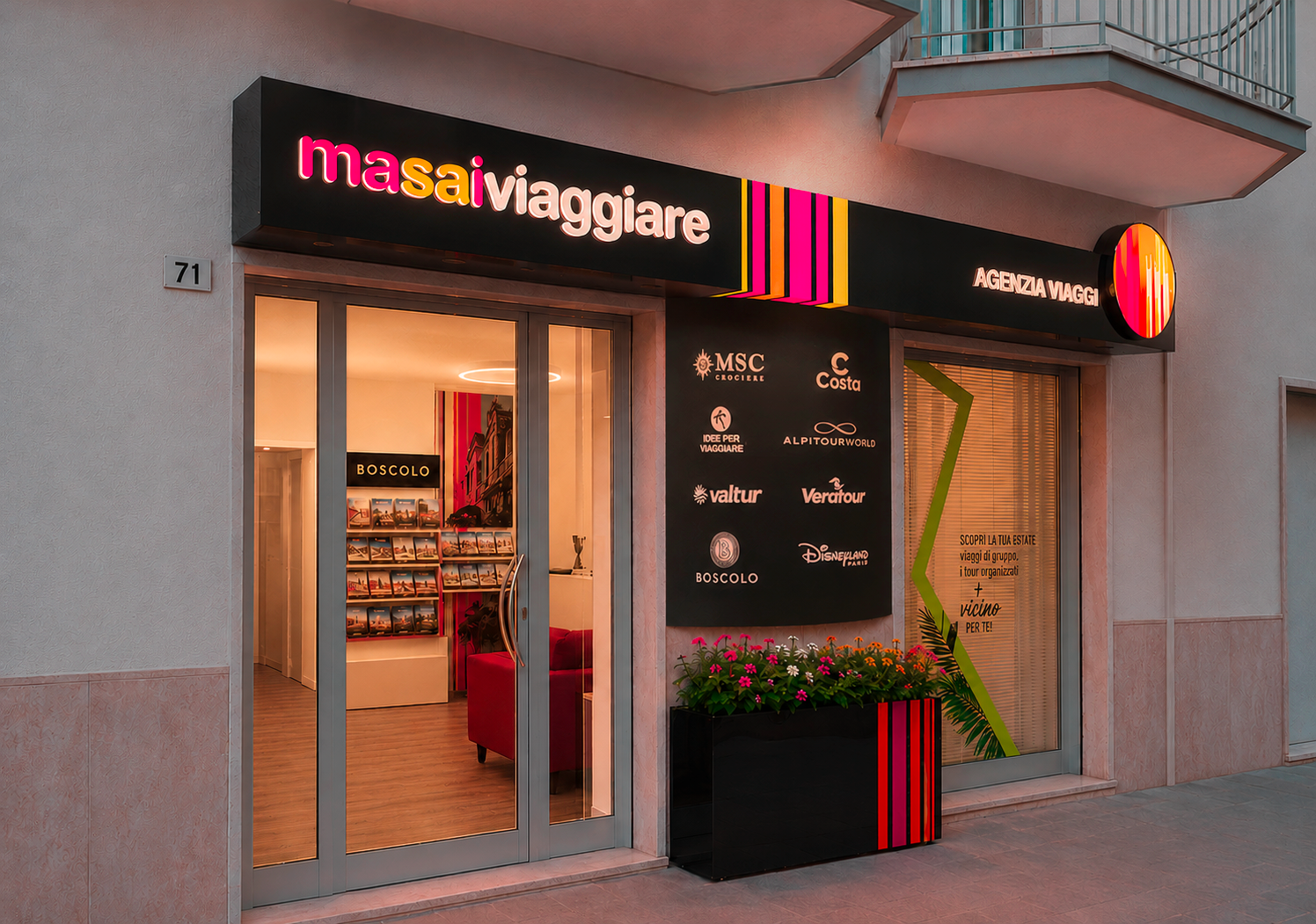 Insegna 3D con due volumi scatolata 7 metri in alluminio nero con scritte in PMMA a rilievo. Pannello curvo e fioriera in alluminio nero. Masai Viaggiare a Martina Franca