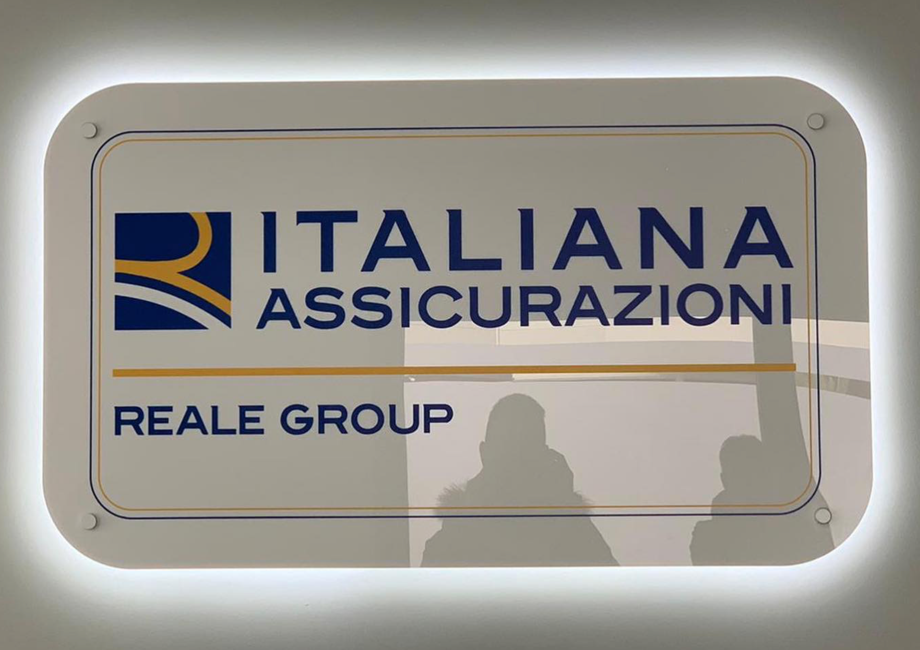 Targa in PMMA bianco con stampa UV e retroilluminazione led. Italiana Assicurazioni a Martina Franca