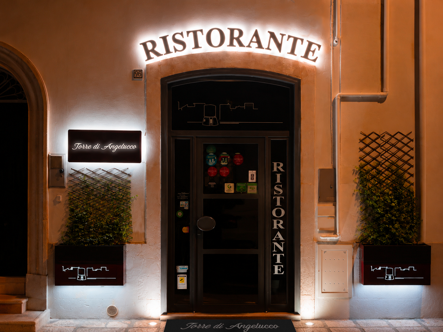 Lettere in PVC espanso con pellicola oro e retroilluminazione led. Ristorante Torre di Angelucco a Martina Franca