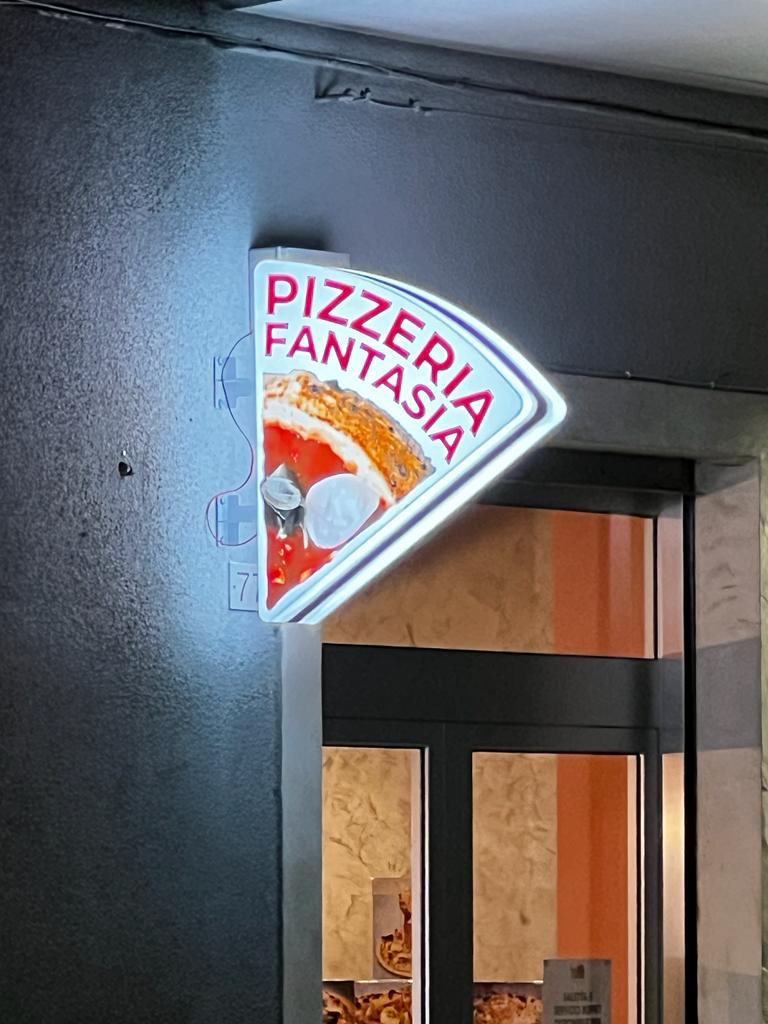 Insegna bifacciale a bandiera, scatolato in plexiglass. Pizzeria Fantasia a Martina Franca