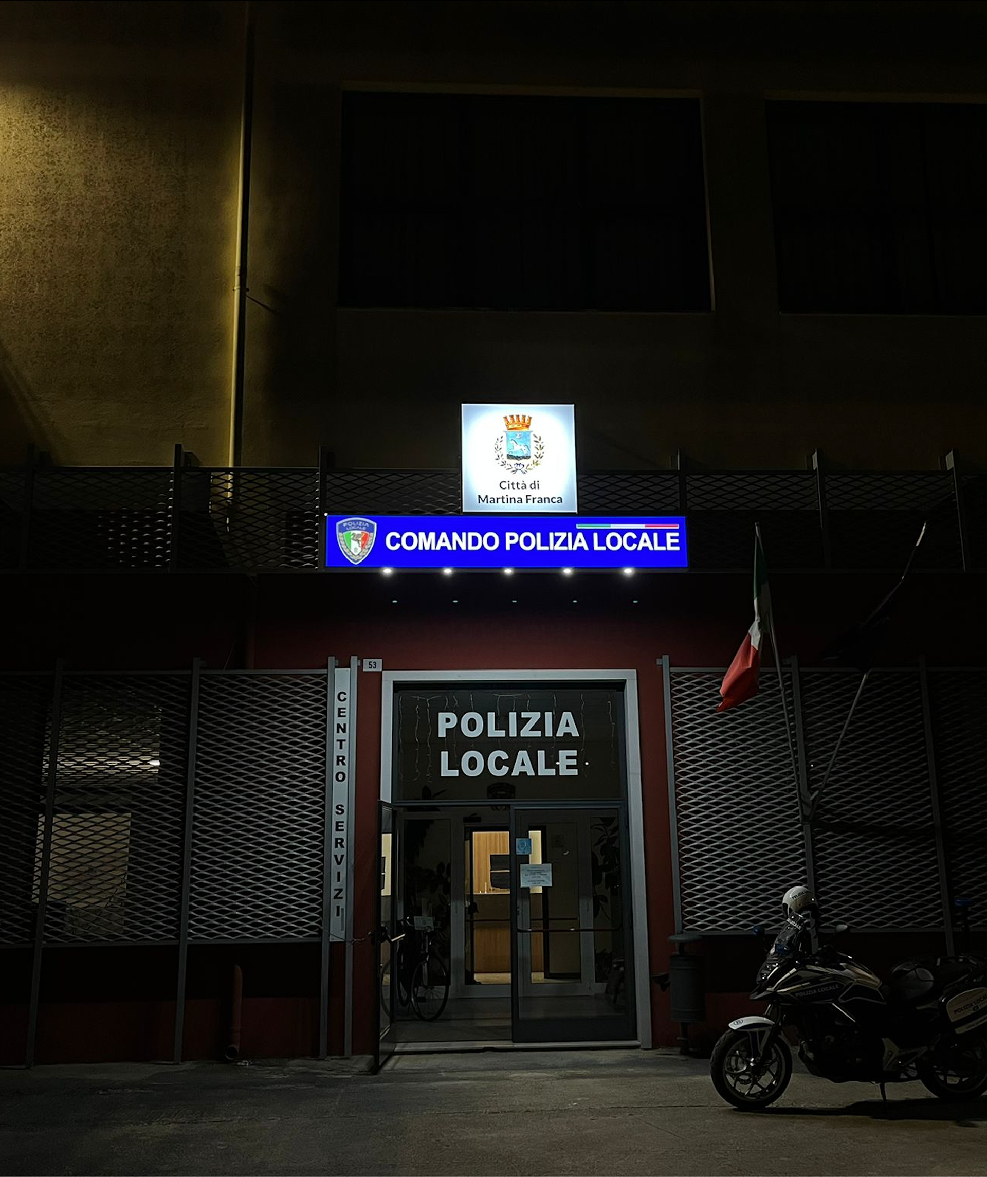 Doppia insegna scatolata con faretti. Polizia Locale di Martina Franca