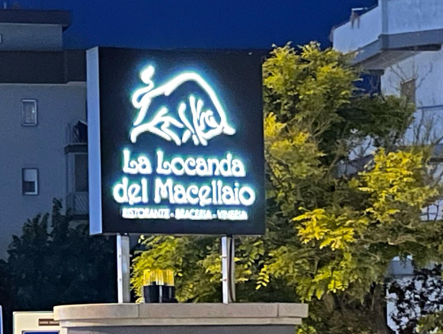 Insegna bifacciale a bandiera, scatolato in dbond. Locanda del Macellaio a Martina Franca