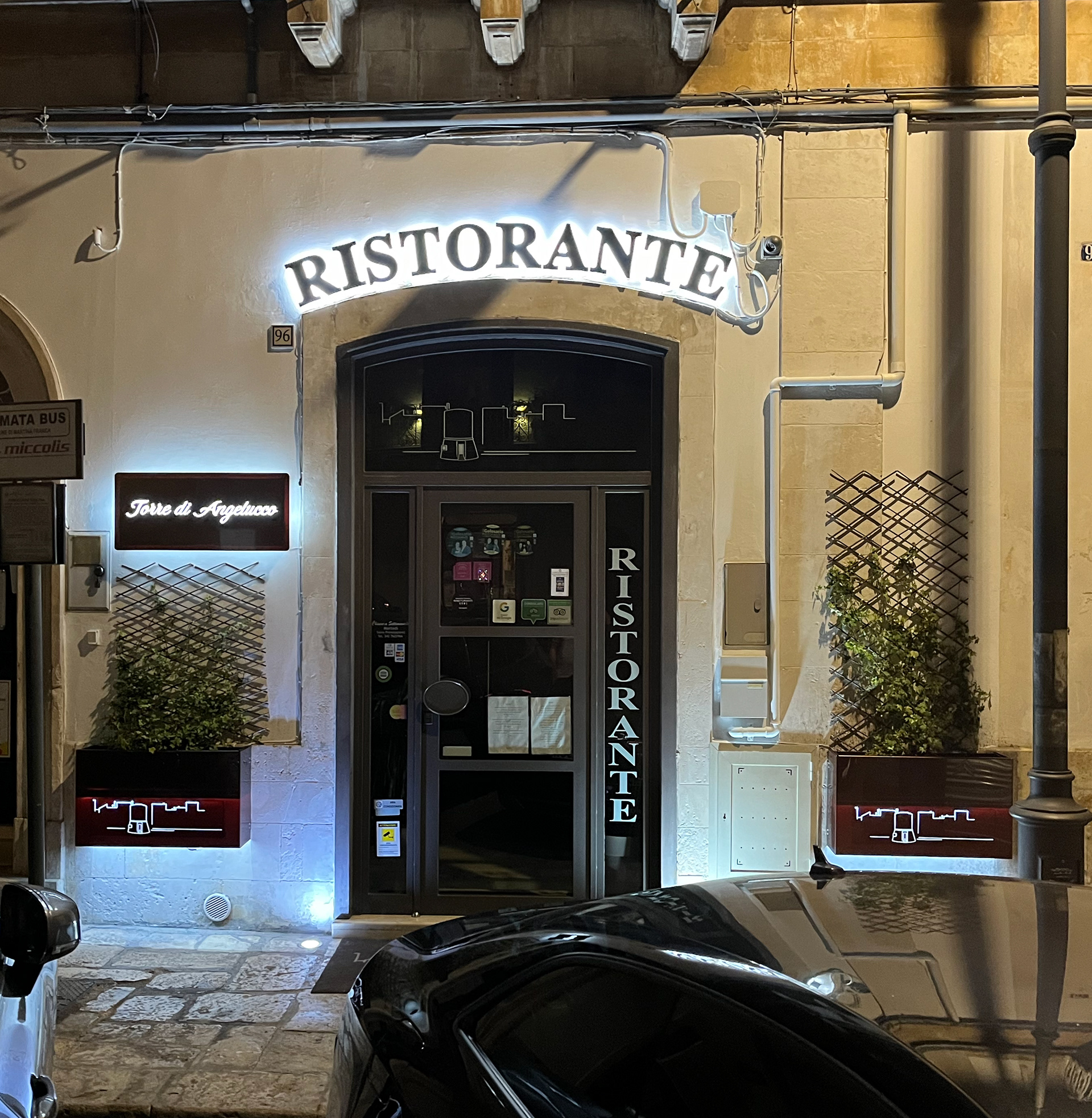 Lettere in forex con pellicola oro retroilluminate. Ristorante Torre di Angelucco a Martina Franca