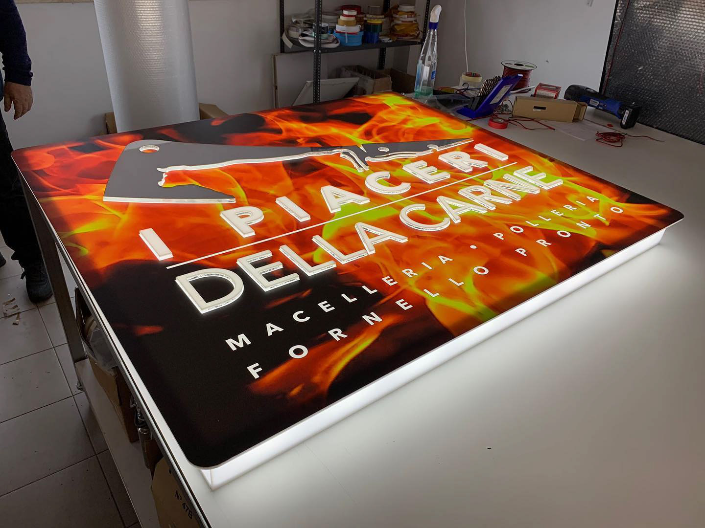 Insegna scatolata in plexiglas con scritte a rilievo. I Piaceri della Carne a Martina Franca