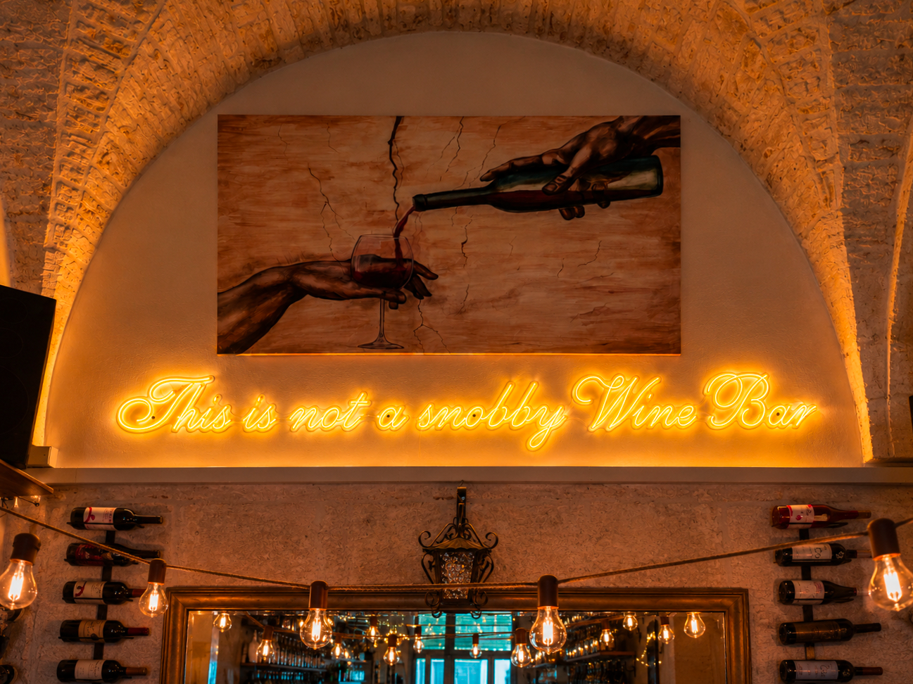 Neon led giallo. Vini di Nicchia a Martina Franca