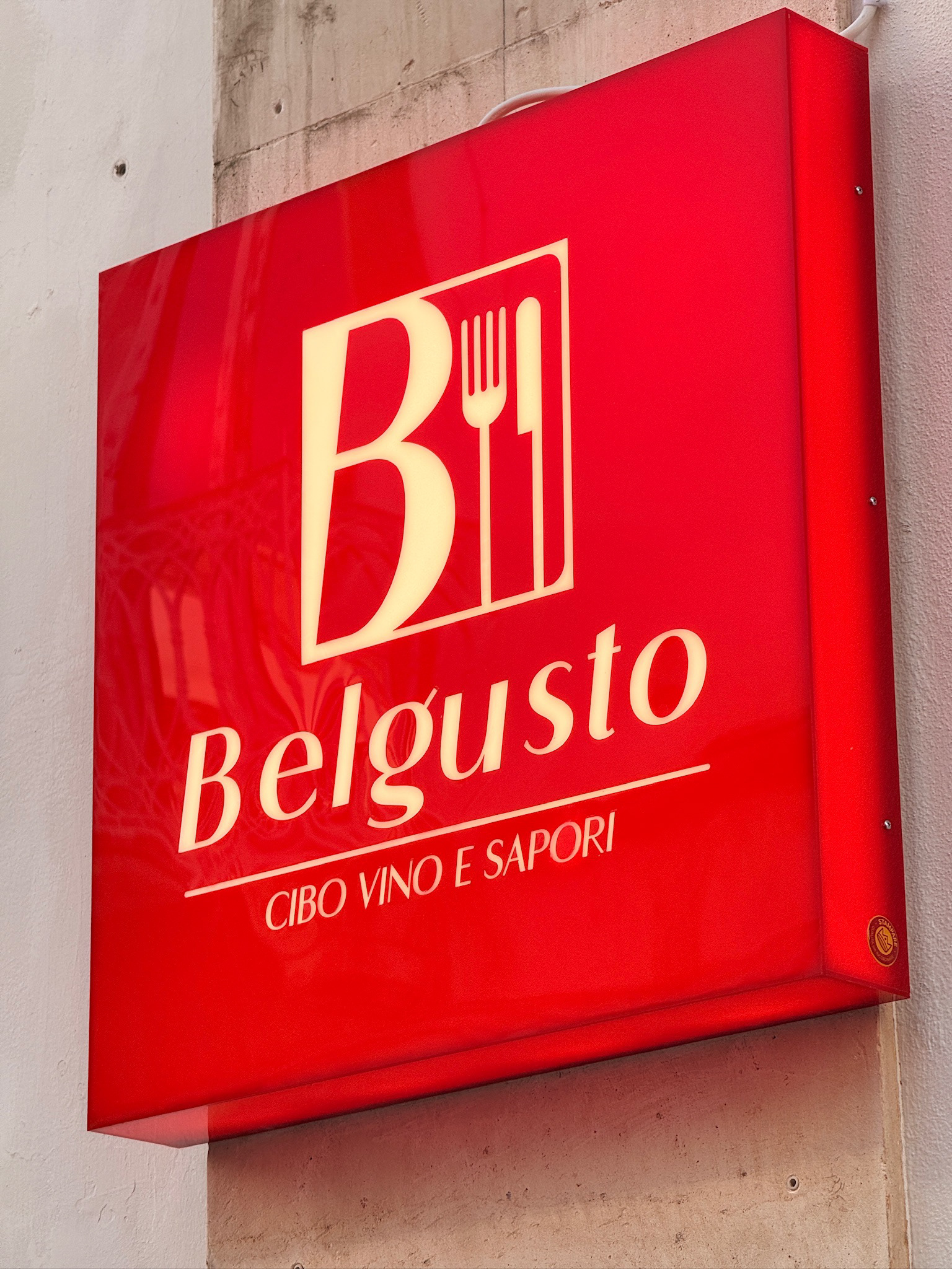 Insegna scatolata in PMMA. Belgusto a Martina Franca