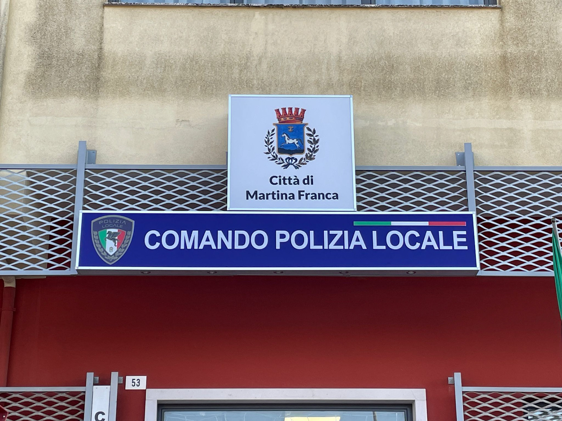 Doppia insegna scatolata con faretti. Polizia Locale di Martina Franca