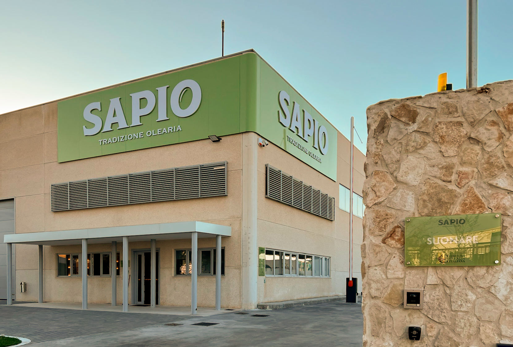 Insegna in alluminio con lettere distanziate in PVC espanso 4 cm. Oleificio Sapio a Modugno