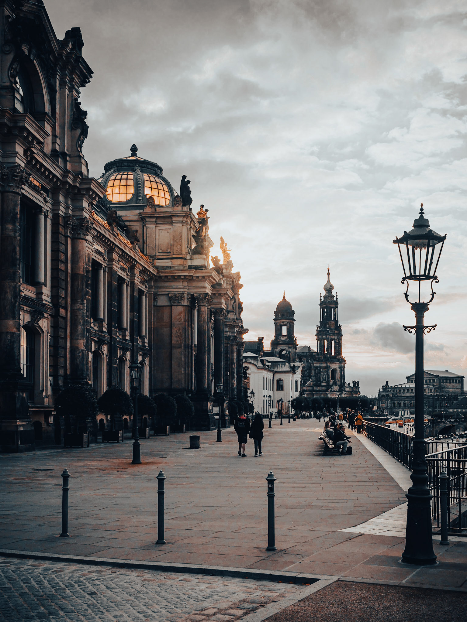 On the left you can see the University of Arts. In the middle we have the catholic court church. This place had so much of a "Sherlock Holmes" feel... so I tried to boost this impression in post.