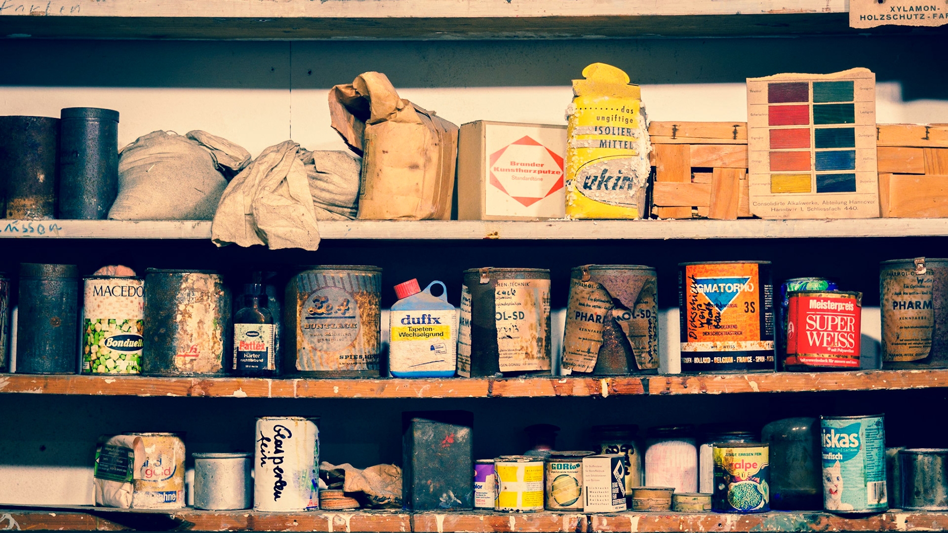 A shelf with a painters tools. Museumsdorf Kürnback (http://www.museumsdorf-kuernbach.de)