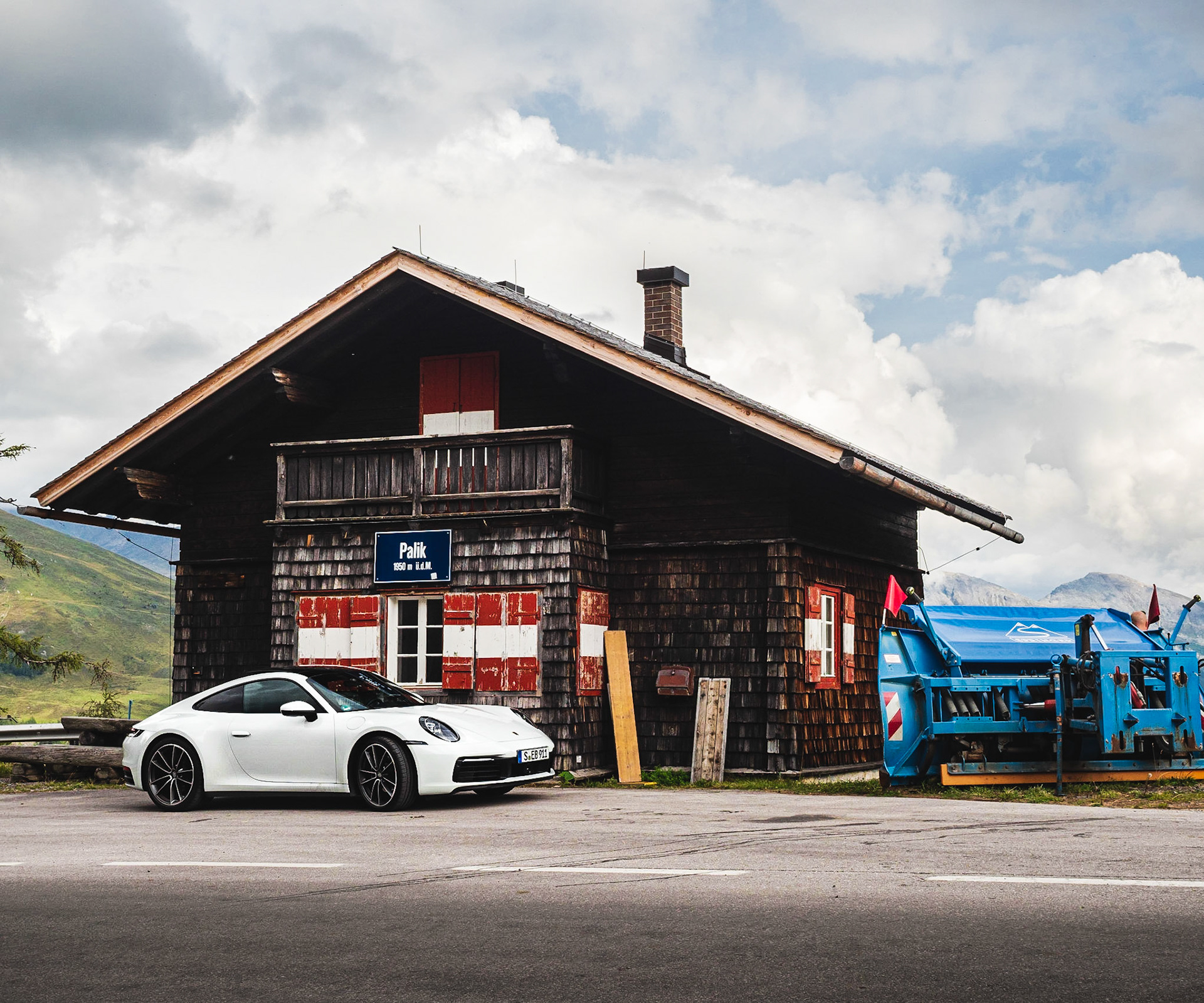 A quick stop to enjoy the view at the small cabin in "Palik". Next stop - Glacier!!!