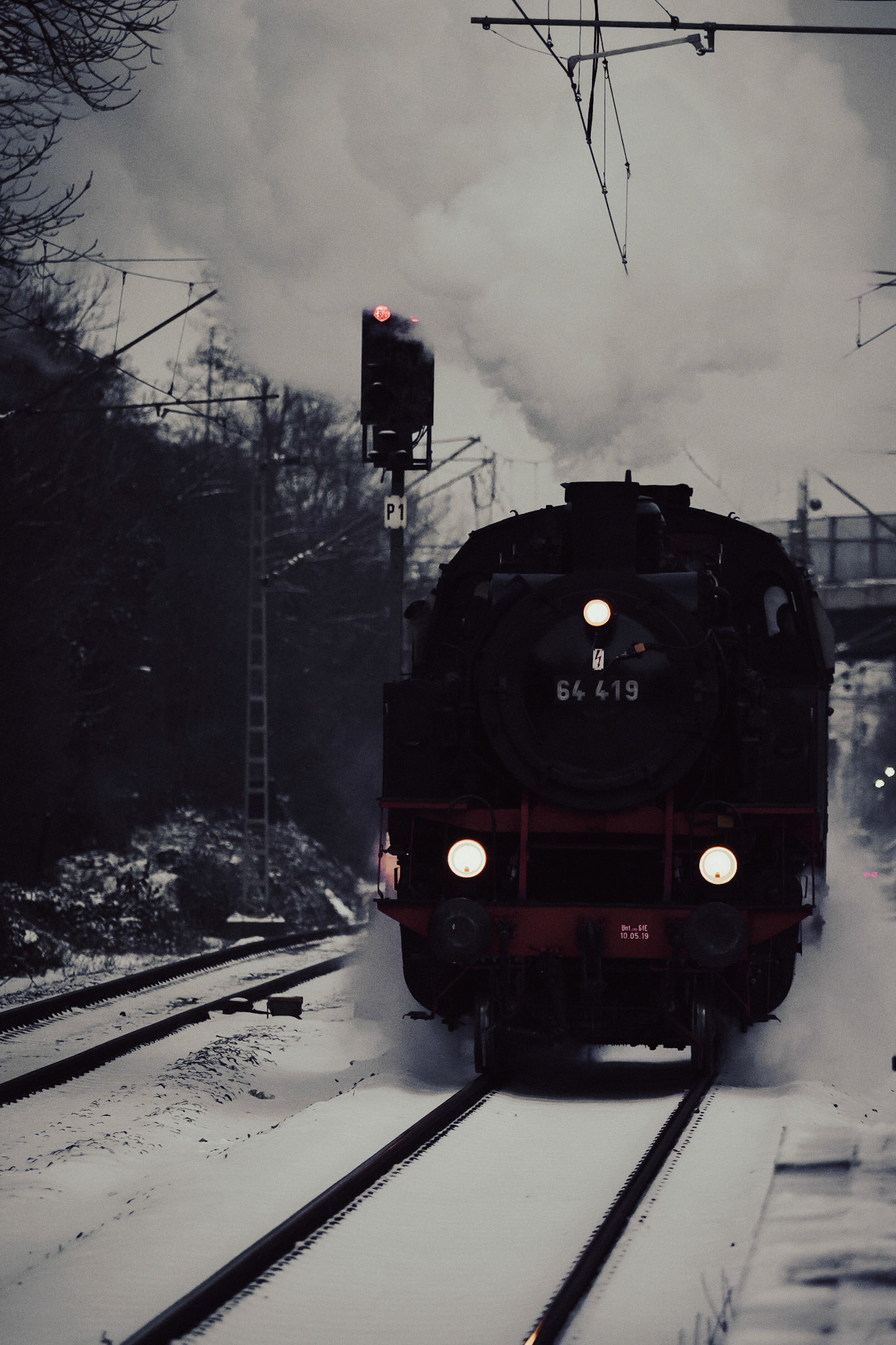 After driving in the station in reverse, they uncoupled the locomotive to turn it around. The museum train BR 64 419 of the GVS - Railway Vehicle Preservation Society on it's last drive for this year. More pictures soon. https://www.ges-ev.de/